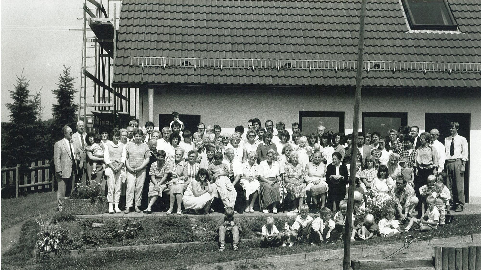 Die Evangelisch-Freikirchliche Gemeinde Leichlingen-Kuhle auf ihrem Gründungsfest 1986.