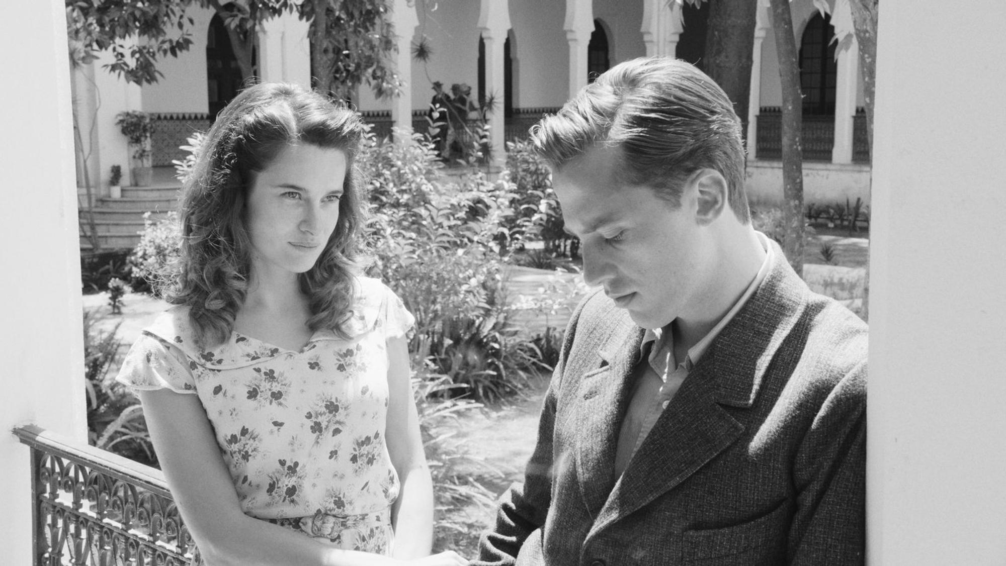 Eine Affäre zwischen Liebe und Gleichgültigkeit: Neben Benjamin Voisin spielt Rebecca Marder (als Marie Cardona) eine tragende Rolle in „Der Fremde“. (Bild: Leonine )