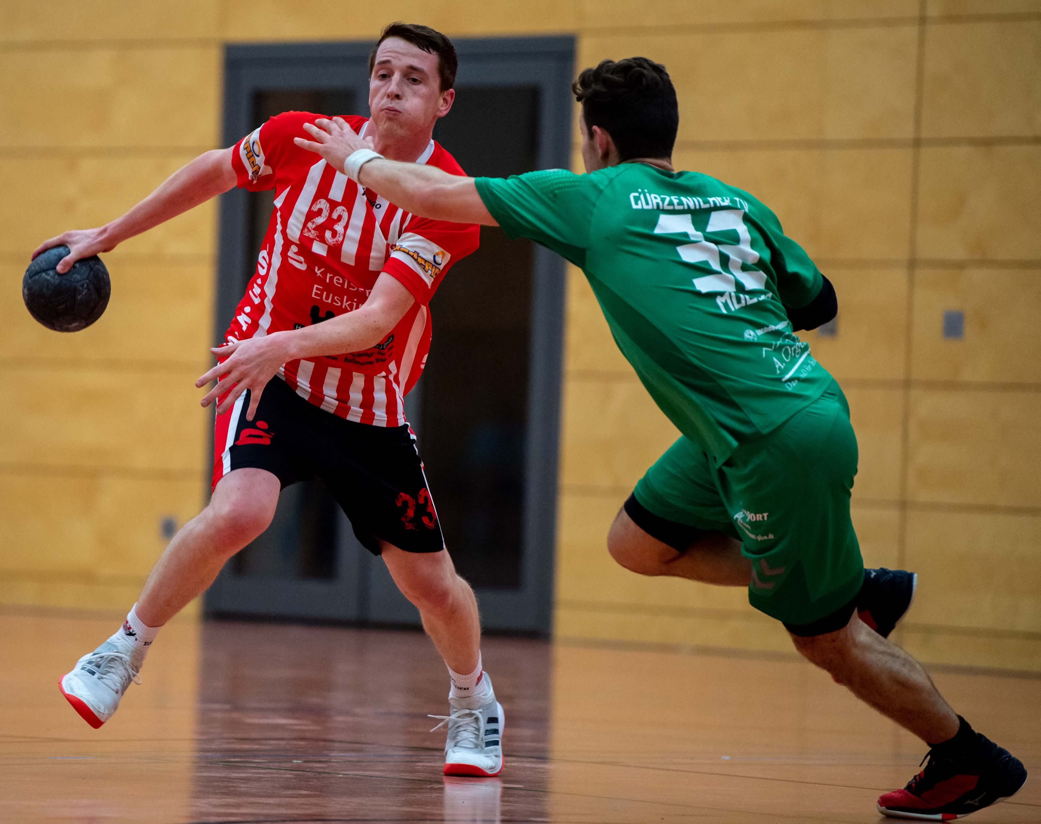 Das Bild zeigt Tobias Schmitz, wie er sich gegen seinen Gegenspieler durchsetzt.