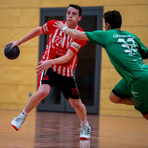 Das Bild zeigt Tobias Schmitz, wie er sich gegen seinen Gegenspieler durchsetzt.