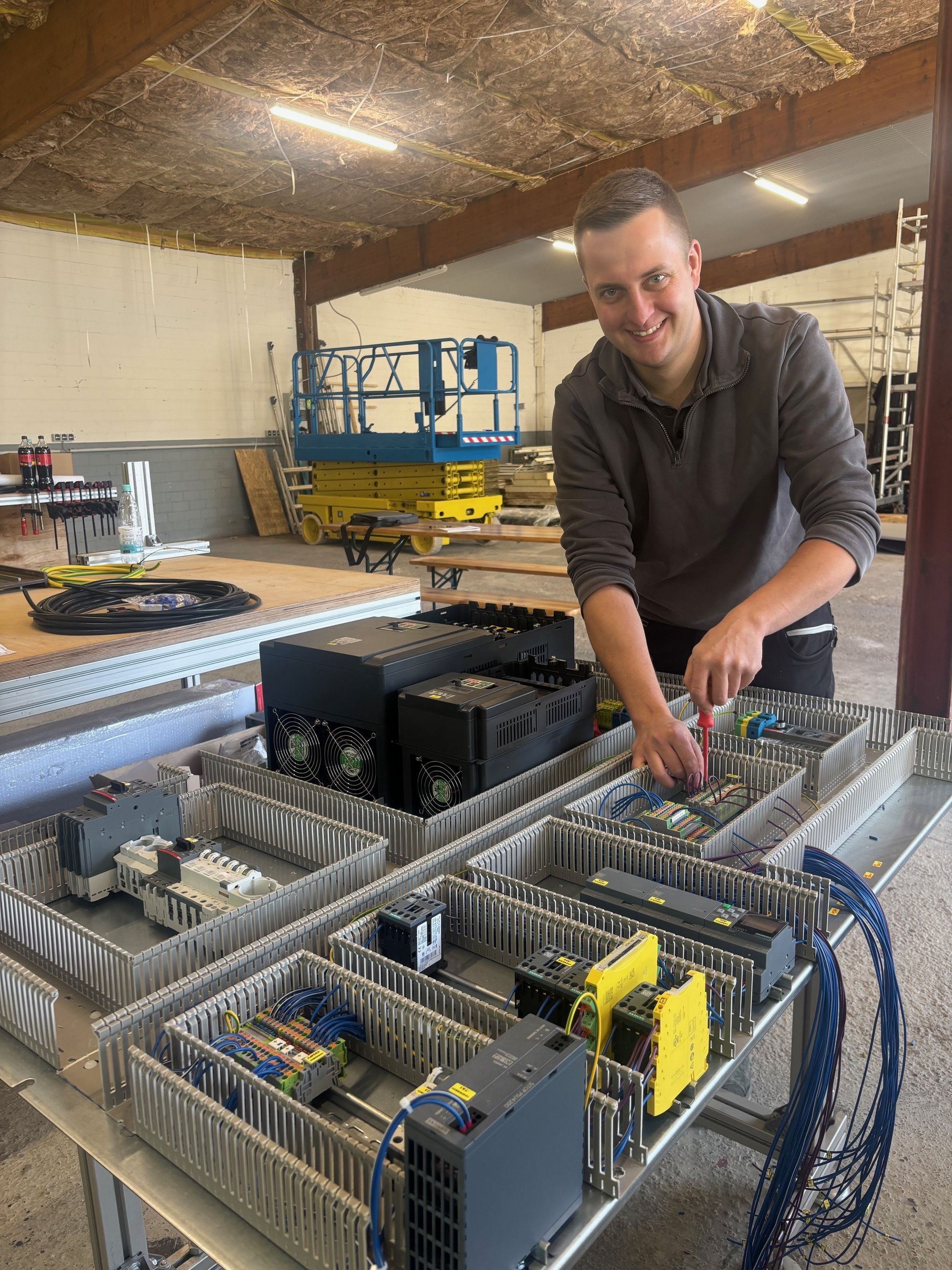 Fabian Stoll bei der Arbeit in seinem Elektrotechnik-Unternehmen in Iversheim.