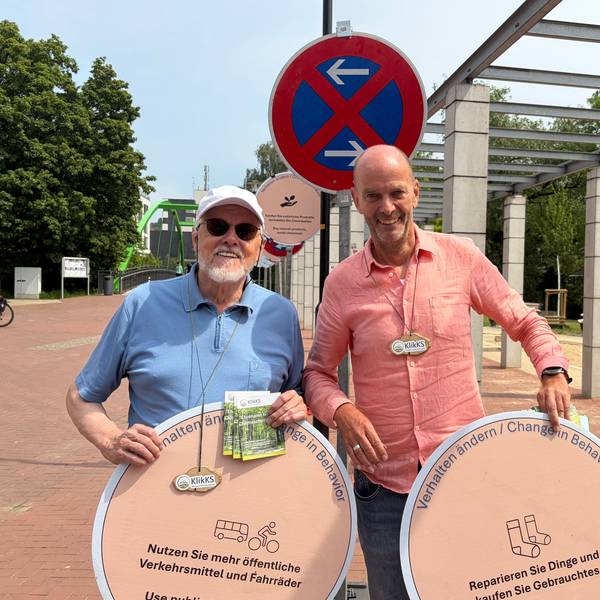 Friedrich Rohdenburg (l) und Hans-Peter Stupp mit den Verkehrsschildern für nachhaltiges Verhalten.