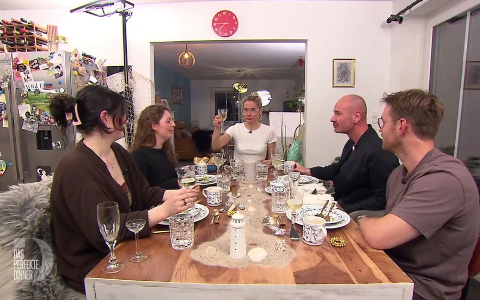Zum Auftakt in und um Kiel trifft sich die „Dinner“-Runde bei Steffi in Holtsee. (Bild: RTL)