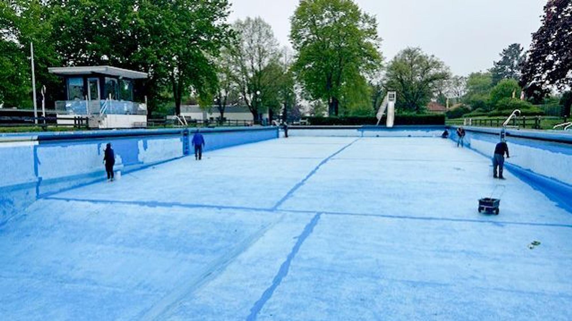 Das Bild zeigt das Schwimmbad in Kierdorf während des Anstrichs.