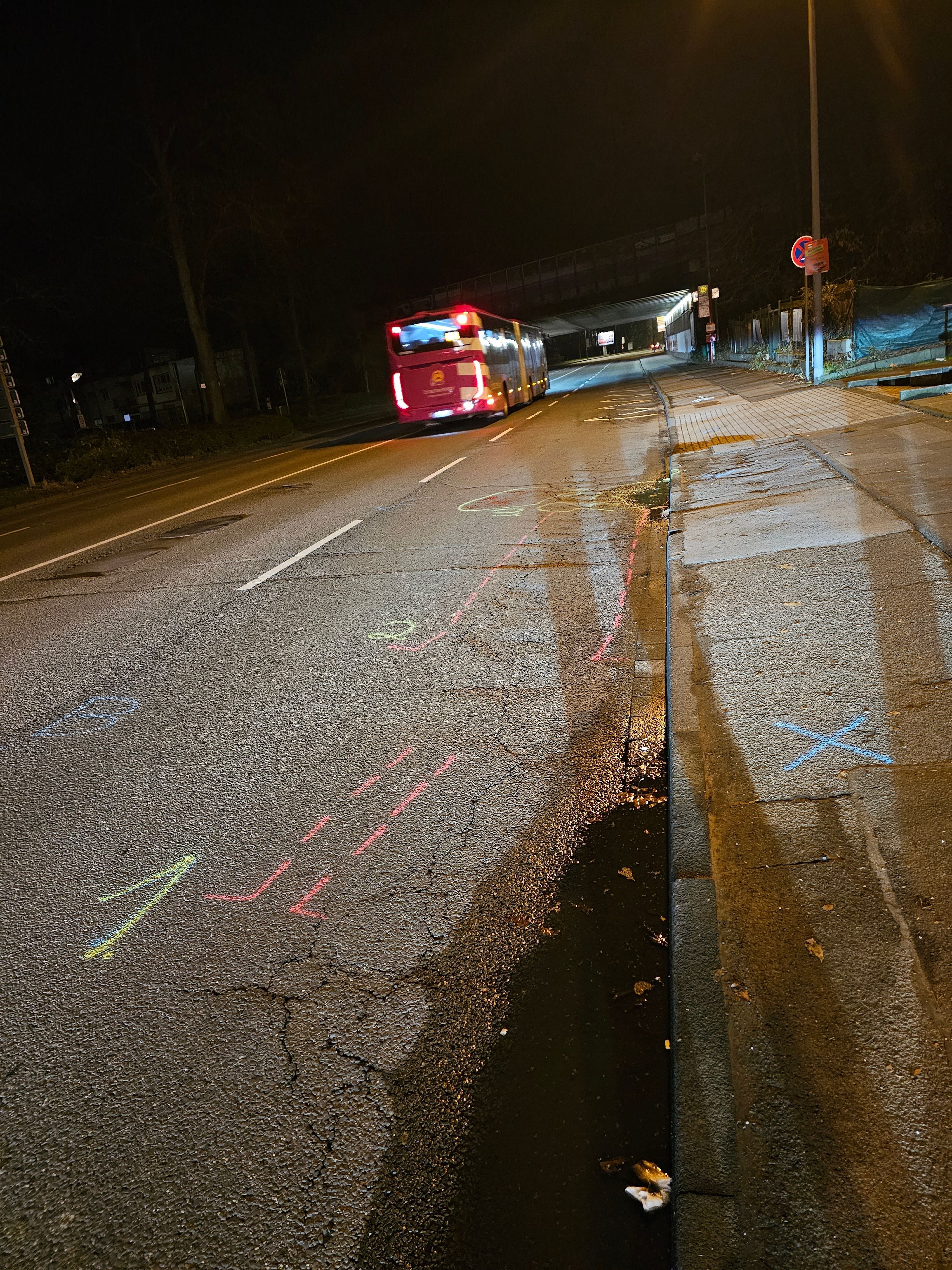 Die Rennbaumstraße mit den Kennzeichnungen auf dem Asphalt am Abend des Unfalls