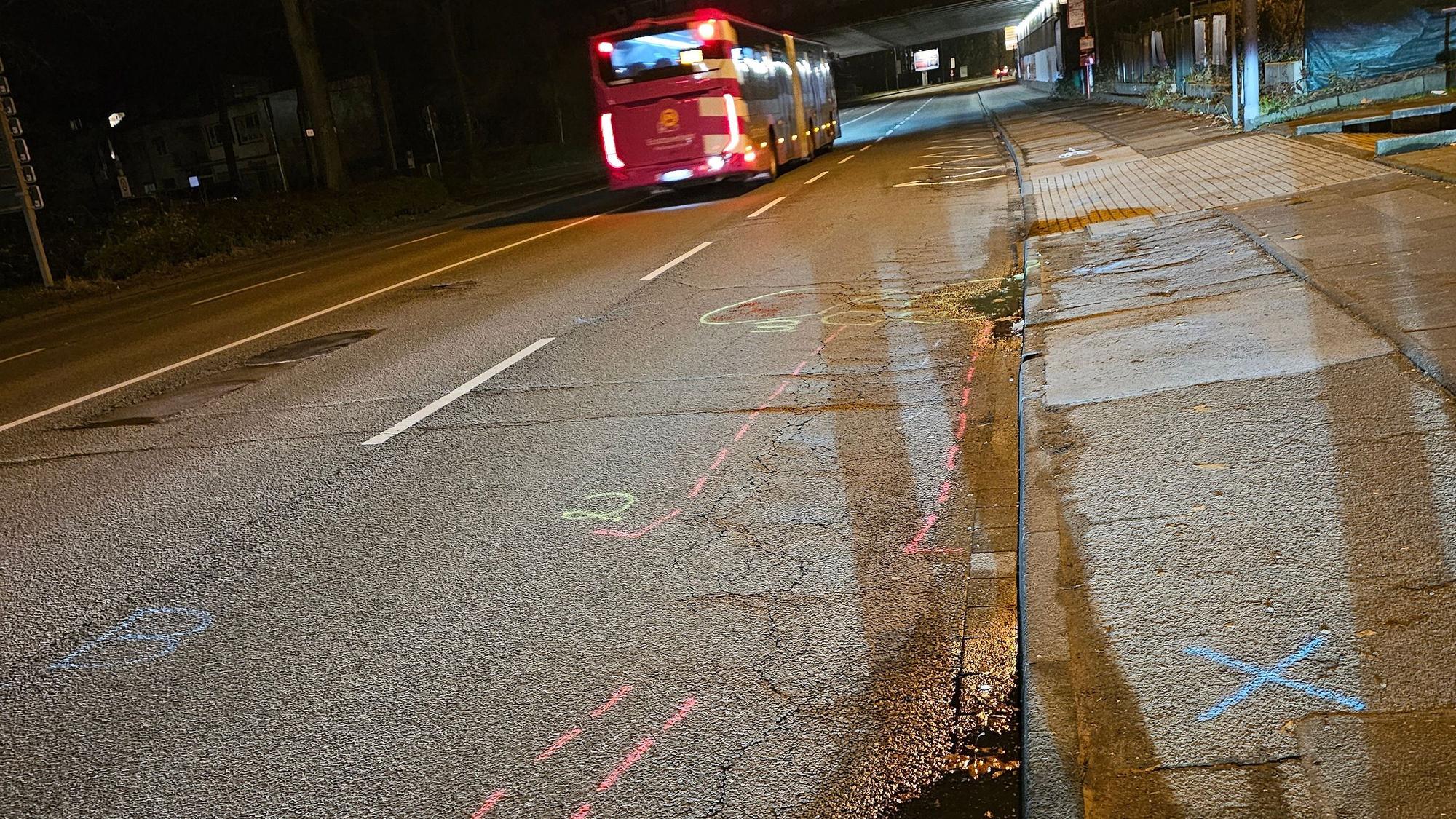 Die Rennbaumstraße mit den Kennzeichnungen auf dem Asphalt am Abend des Unfalls