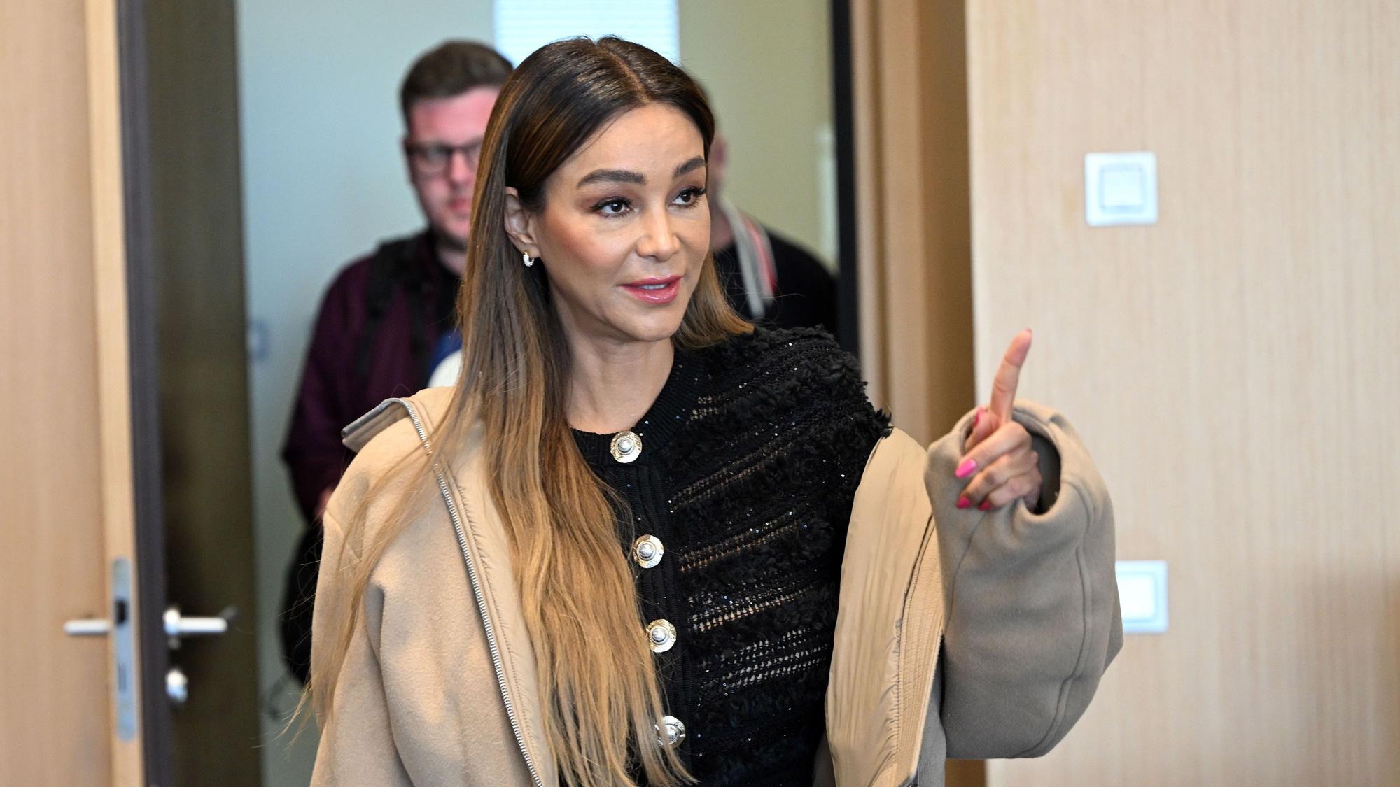 Verona Pooth wartet auf den Beginn des Prozesses.