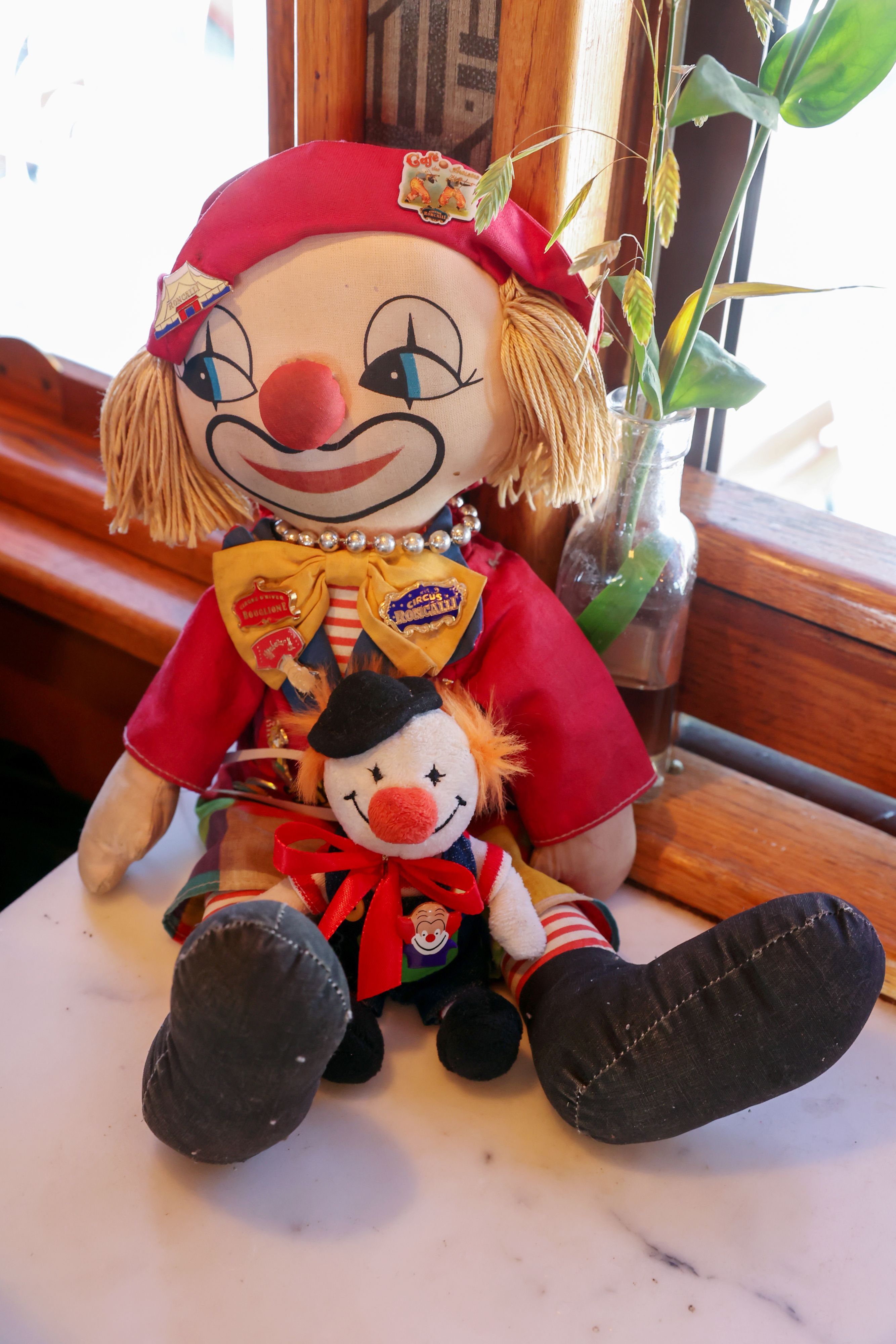 Die beiden Clown-Puppen begleiten Edelgard Herzog auf ihren Reisen.