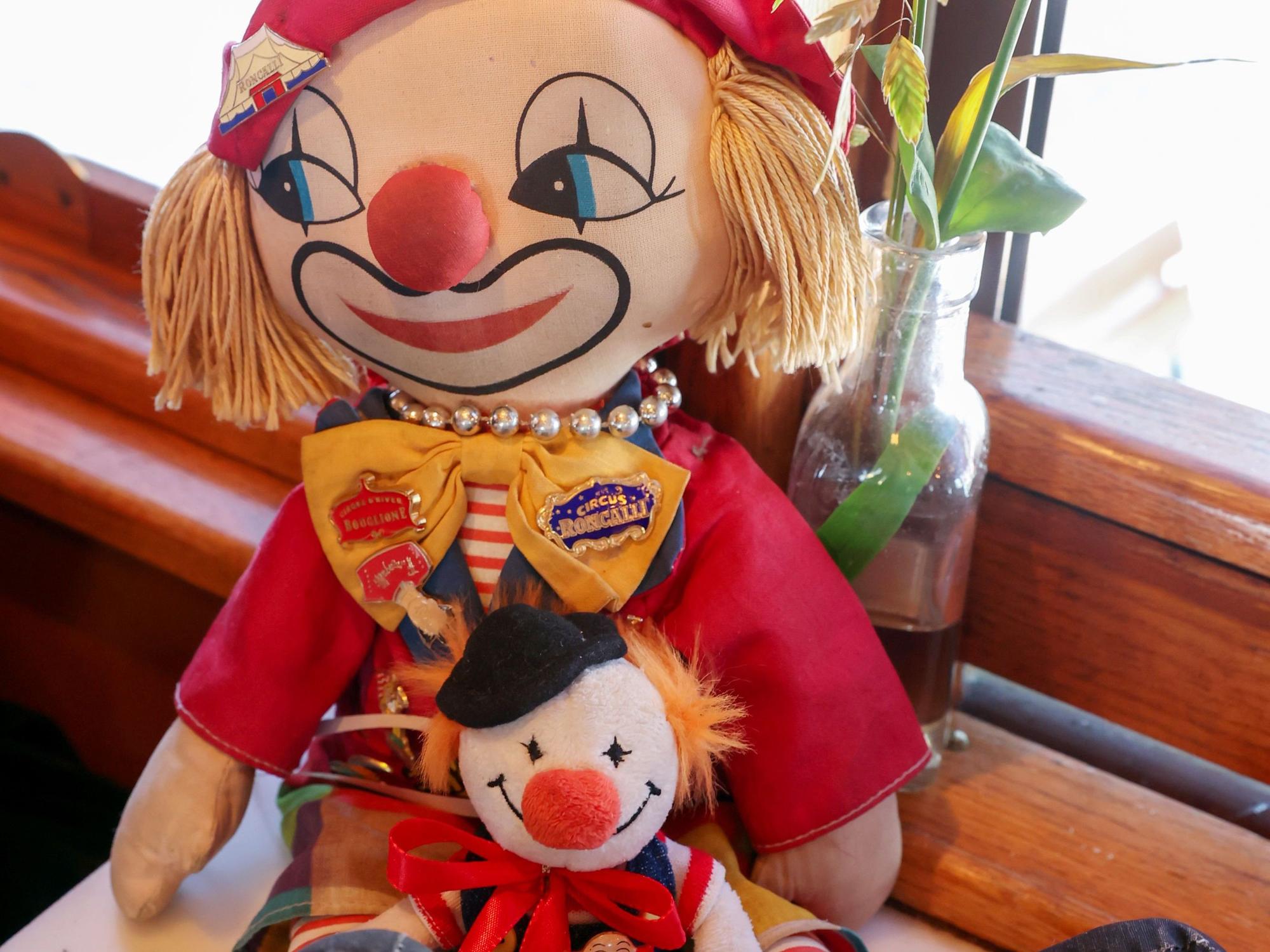 Die beiden Clown-Puppen begleiten Edelgard Herzog auf ihren Reisen.