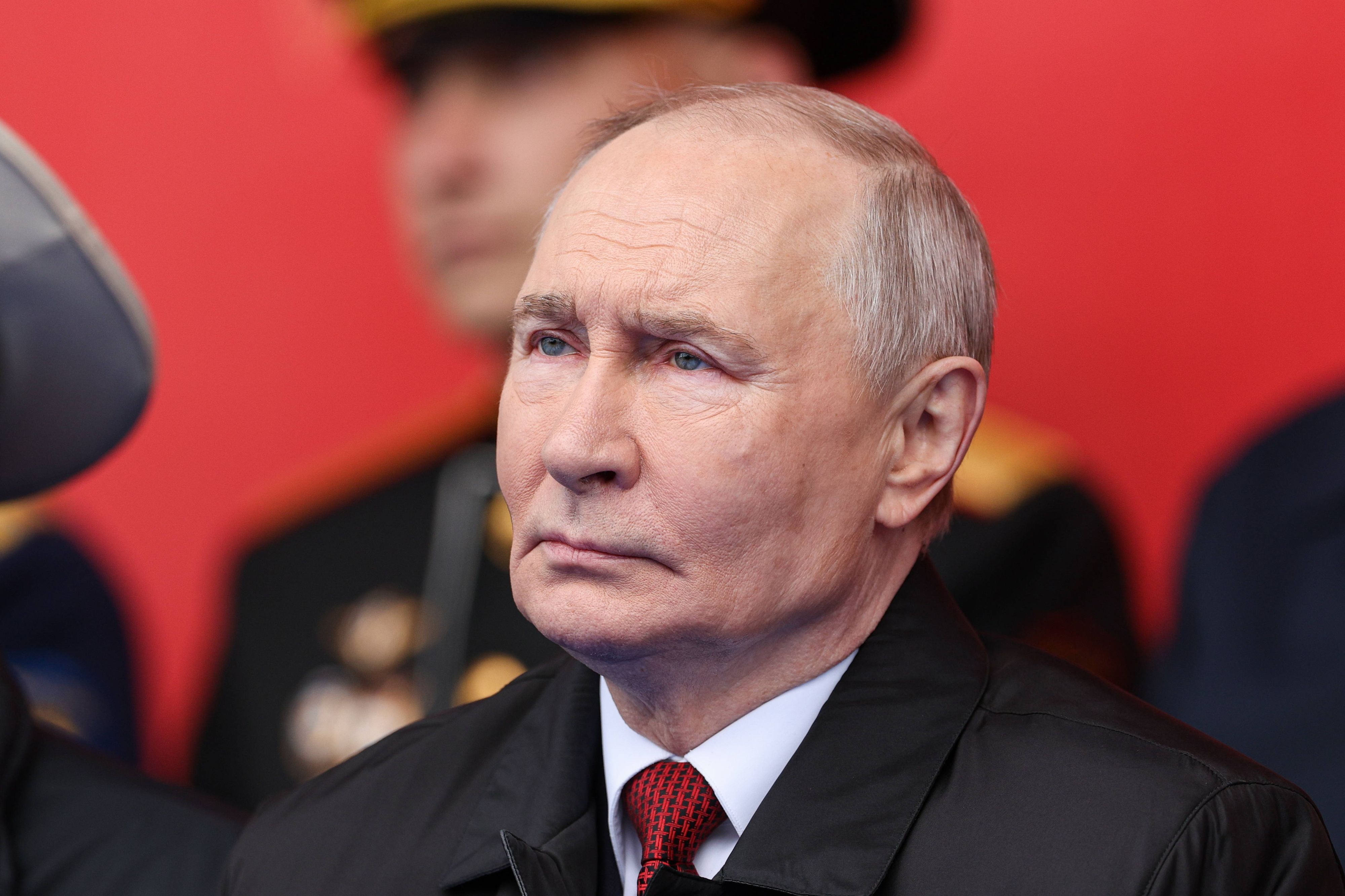 Kremlchef Wladimir Putin betrachtet die Siegesparade am 9. Mai in Moskau.
