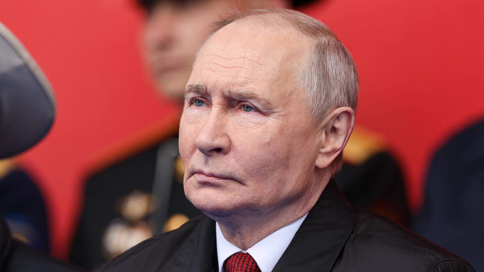 Kremlchef Wladimir Putin betrachtet die Siegesparade am 9. Mai in Moskau.