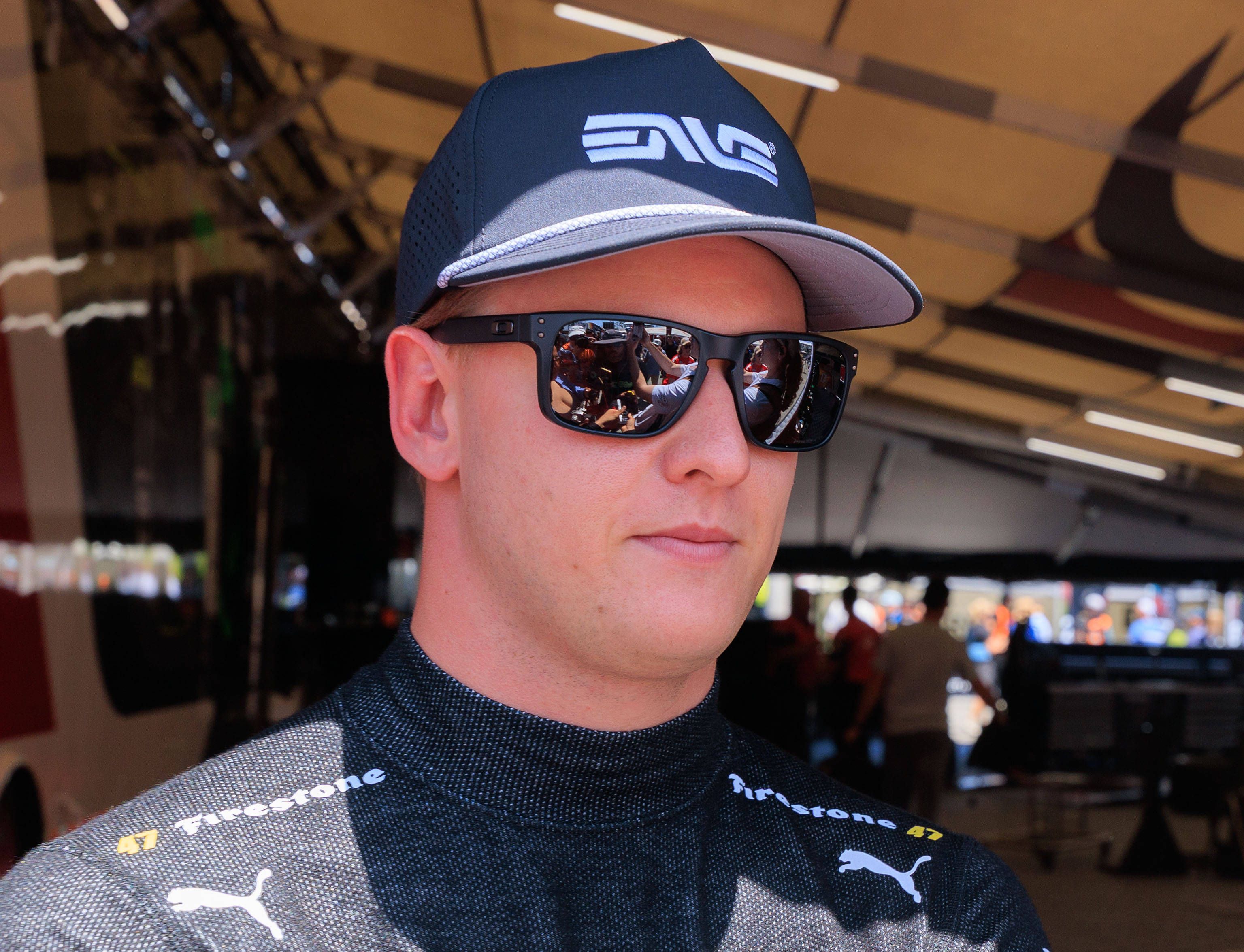 Mick Schumacher gibt ein TV-Interview.