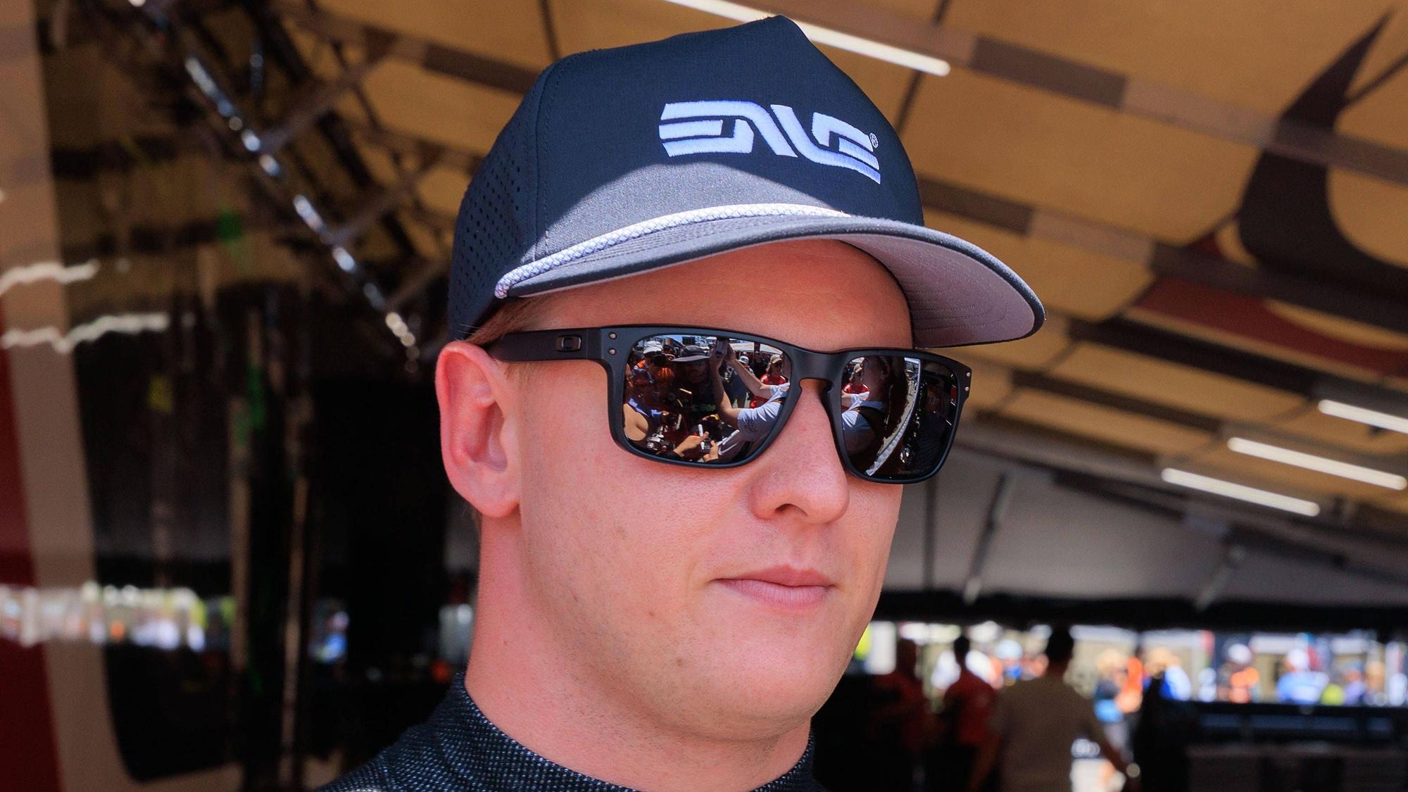 Mick Schumacher gibt ein TV-Interview.