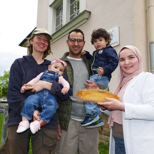 Naima Farhane und Ali Hadri sind mit ihren Kindern Aischa und Alaa mit ihrer Freundin Amayi Breuer (links).