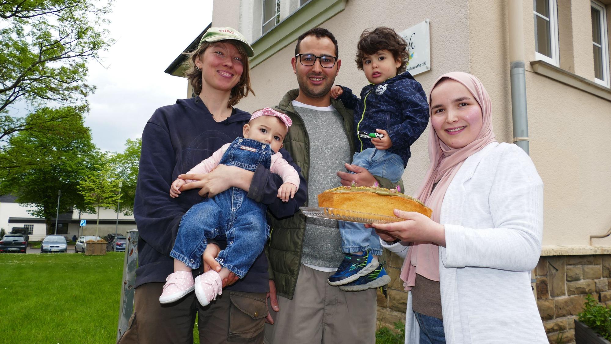 Naima Farhane und Ali Hadri sind mit ihren Kindern Aischa und Alaa mit ihrer Freundin Amayi Breuer (links).
