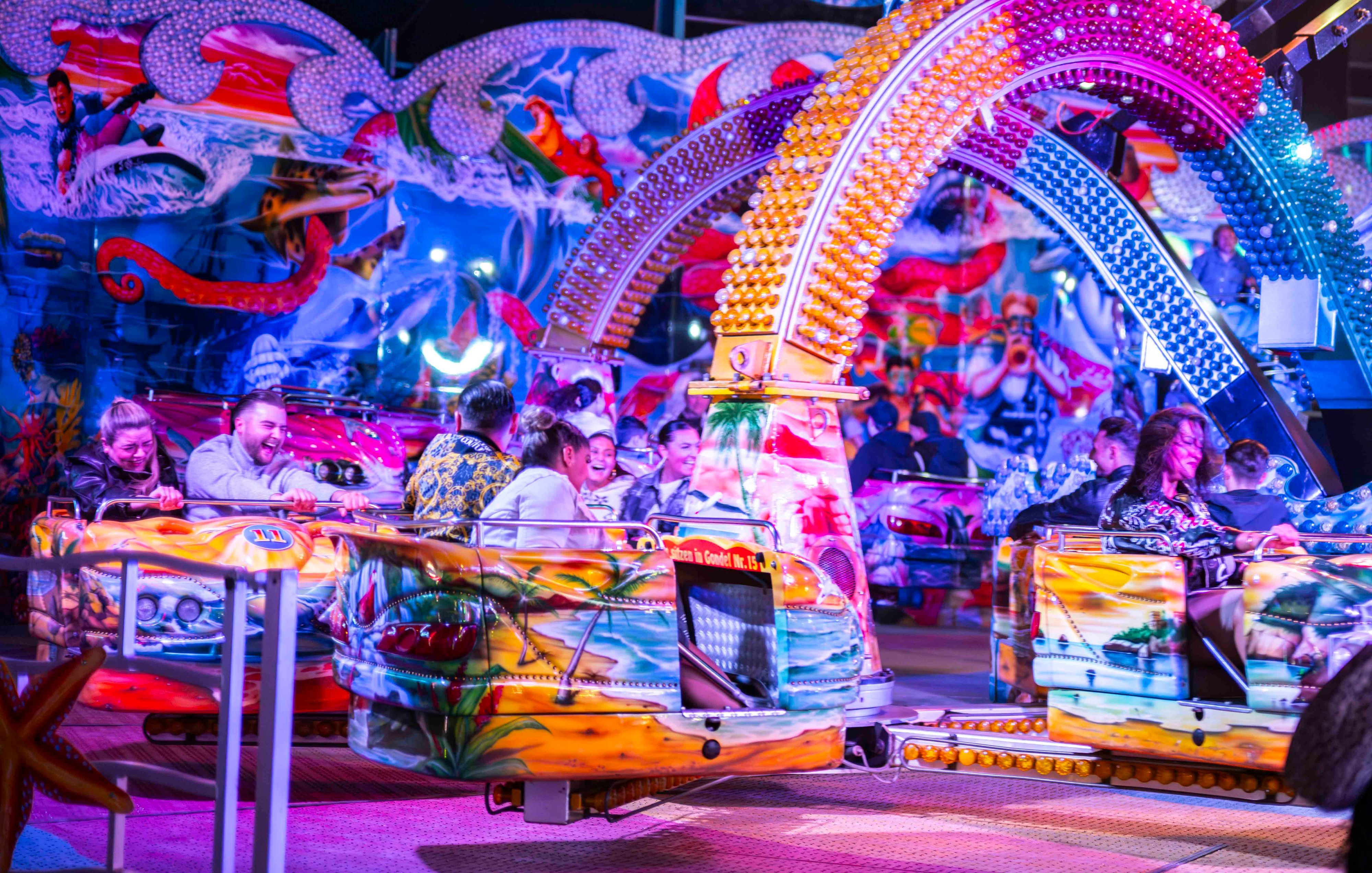 Das Bild zeigt ein Fahrgeschäft auf der Euskirchener Mai-Kirmes.