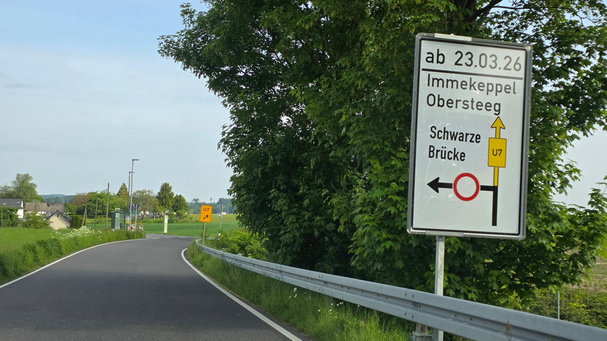 Ein Straßenschild weist auf die Umleitung wegen der Straßensperrung zwischen Leffelsend und Brodhausen bei Overath hin.