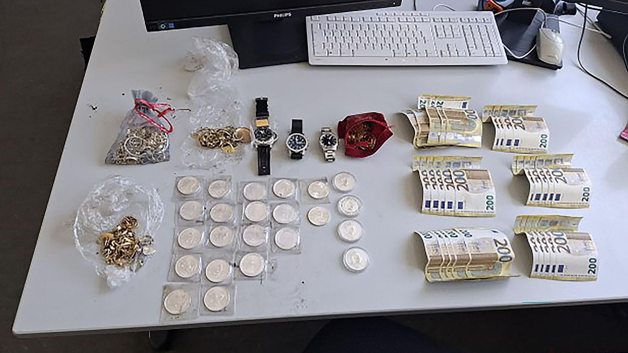 Silbermünzen, Bargeld und Goldschmuck auf Spielplatz entdeckt