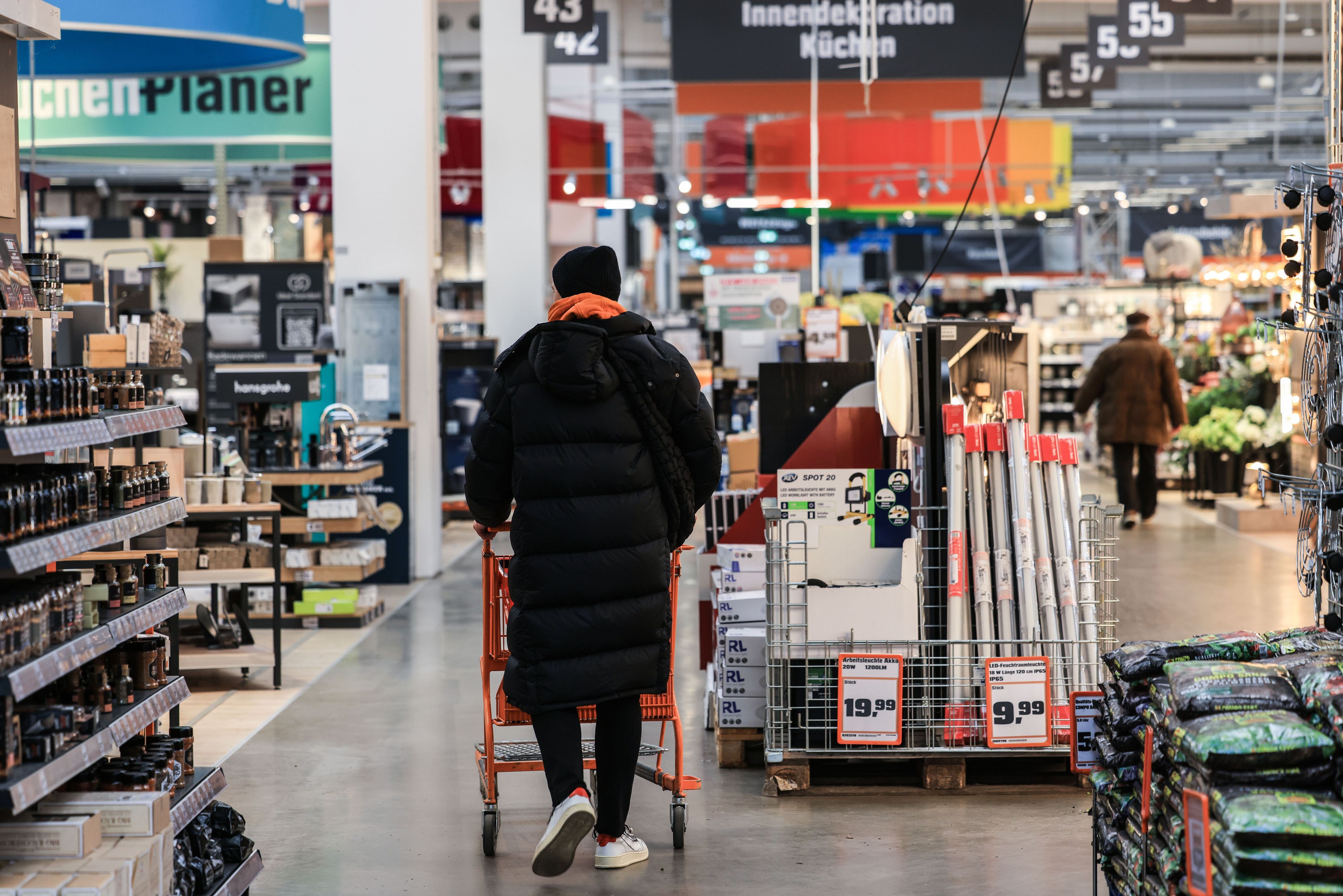 Ein Mann geht durch einen Baumarkt.