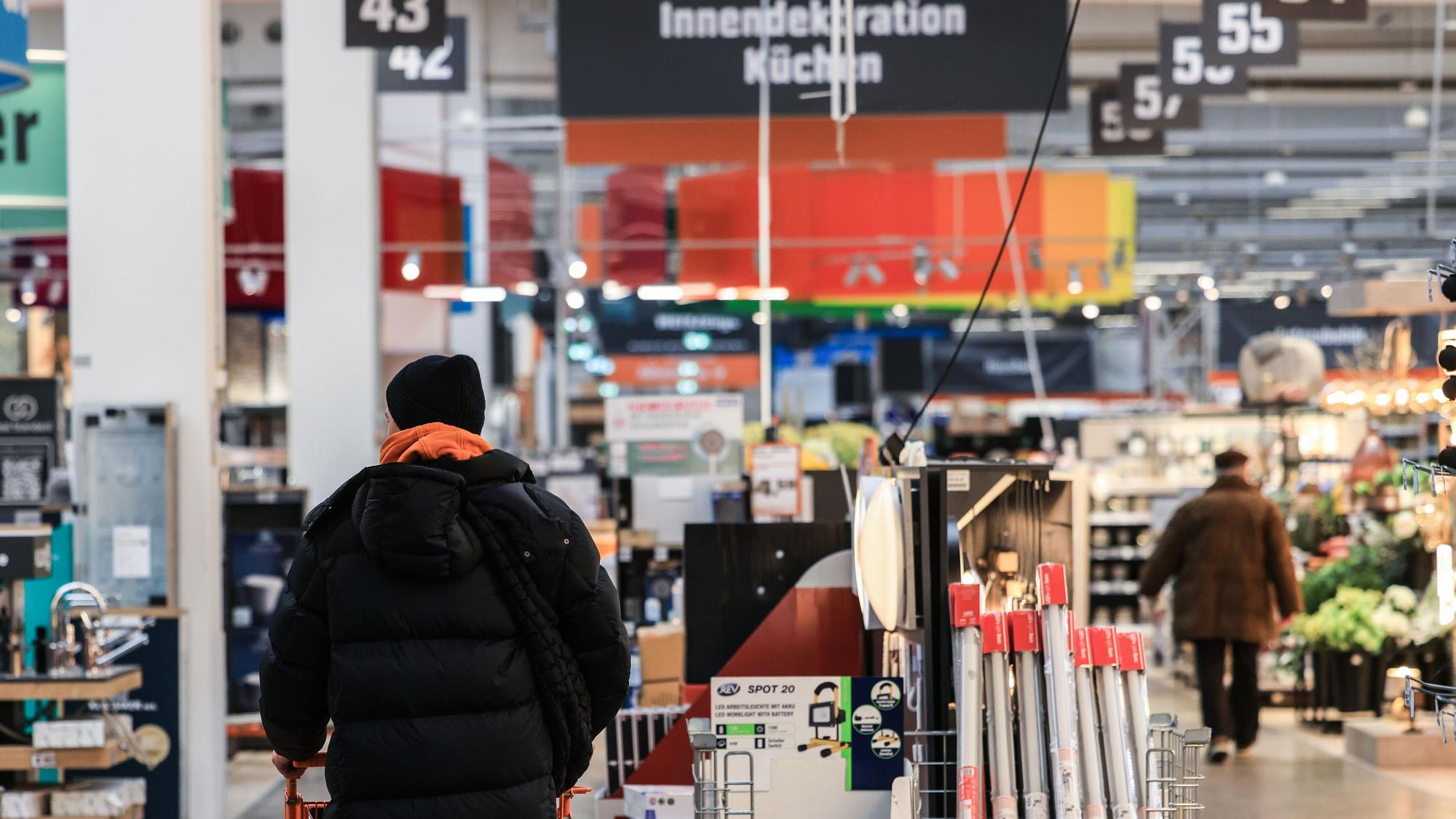 Ein Mann geht durch einen Baumarkt.