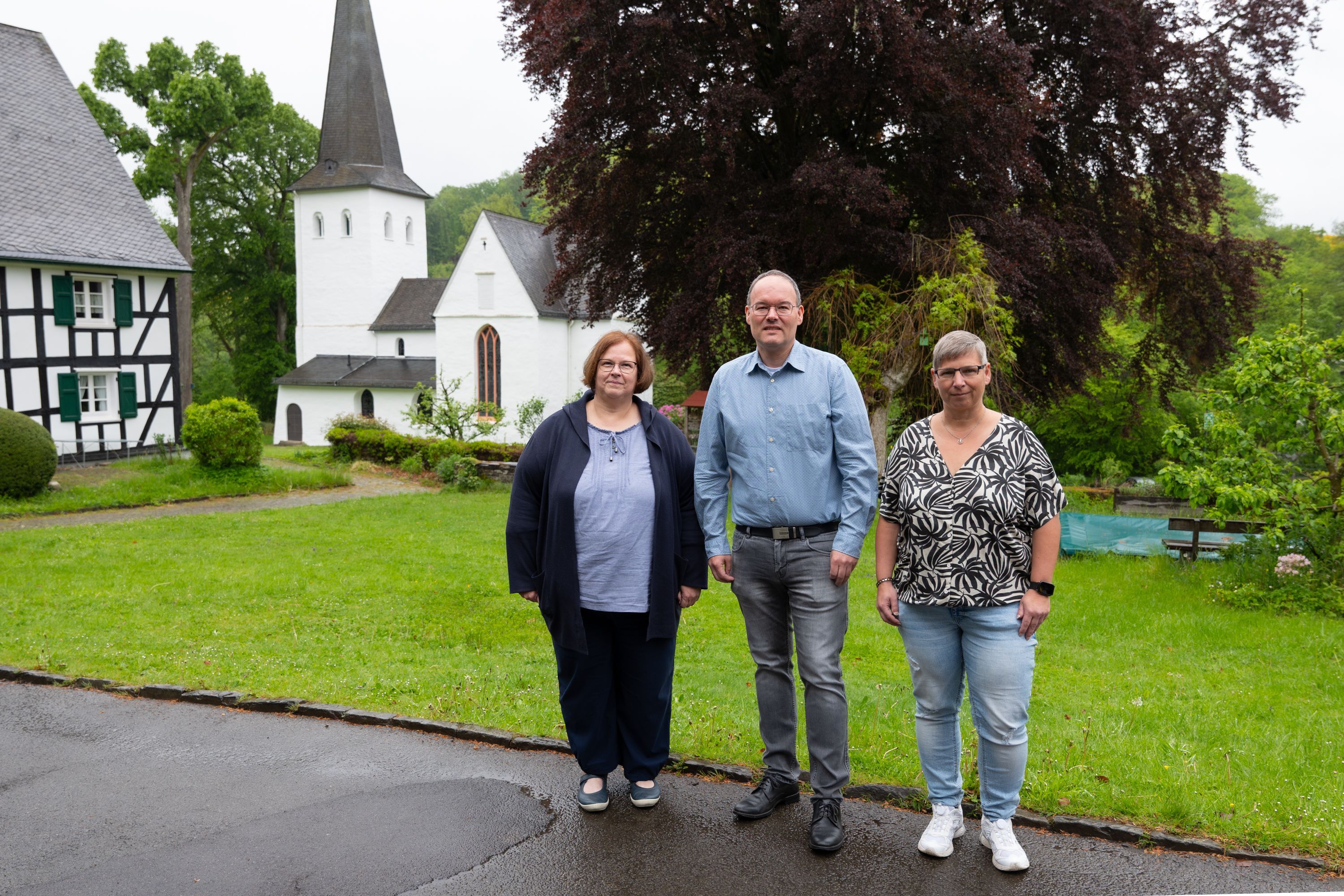 Das Foto zeigt Pfarrer Marc Platten mit den Standesbeamtinnen Cornelia Dickmann und Antje Schneider vor der Kreuzkirche.
