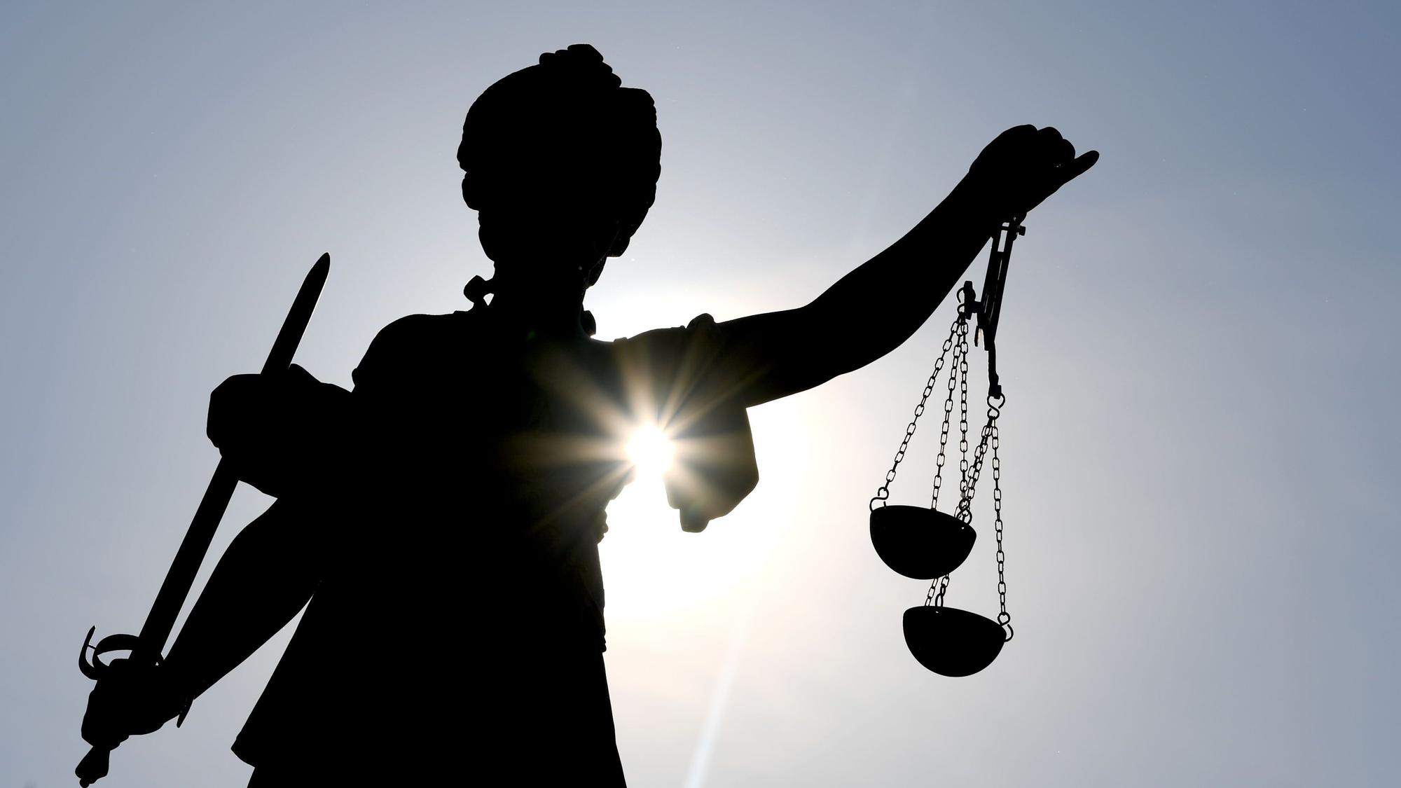 Die Göttin Justitia im Gegenlicht auf dem Gerechtigkeitsbrunnen in Frankfurt am Main. (Symbolbild)