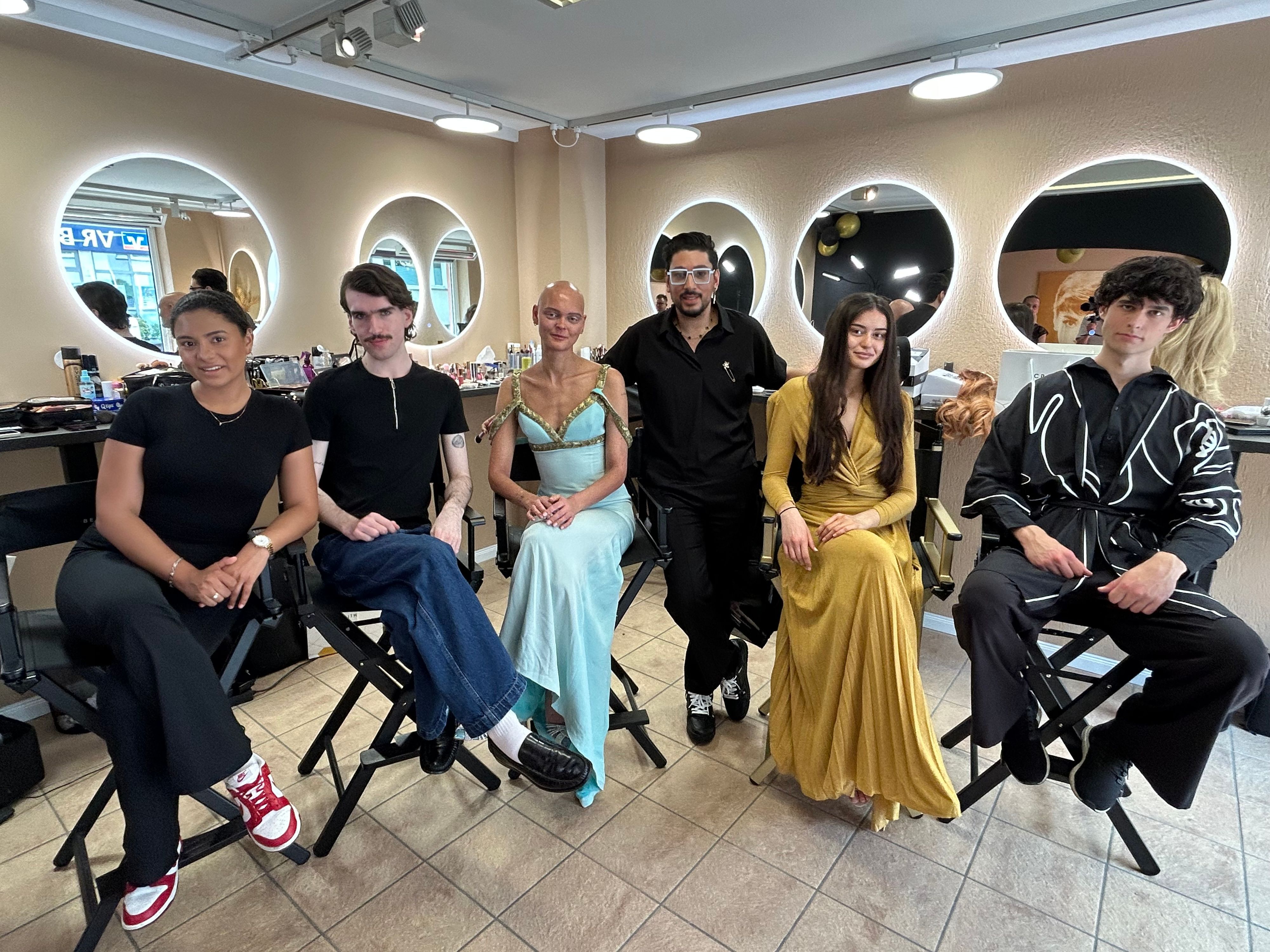 Promi-Kosmetiker Anwar El Gharbaoui (stehend in der Mitte) holte fünf Models der aktuellen Staffel der Castingshow „Germany’s next Topmodel“ zum Styling für ein Fotoshooting in sein Studio nach Quettingen.