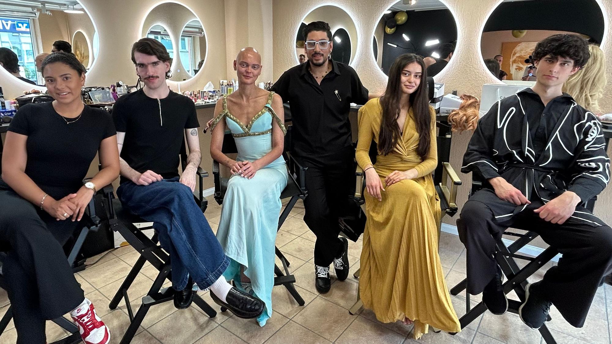 Promi-Kosmetiker Anwar El Gharbaoui (stehend in der Mitte) holte fünf Models der aktuellen Staffel der Castingshow „Germany’s next Topmodel“ zum Styling für ein Fotoshooting in sein Studio nach Quettingen.