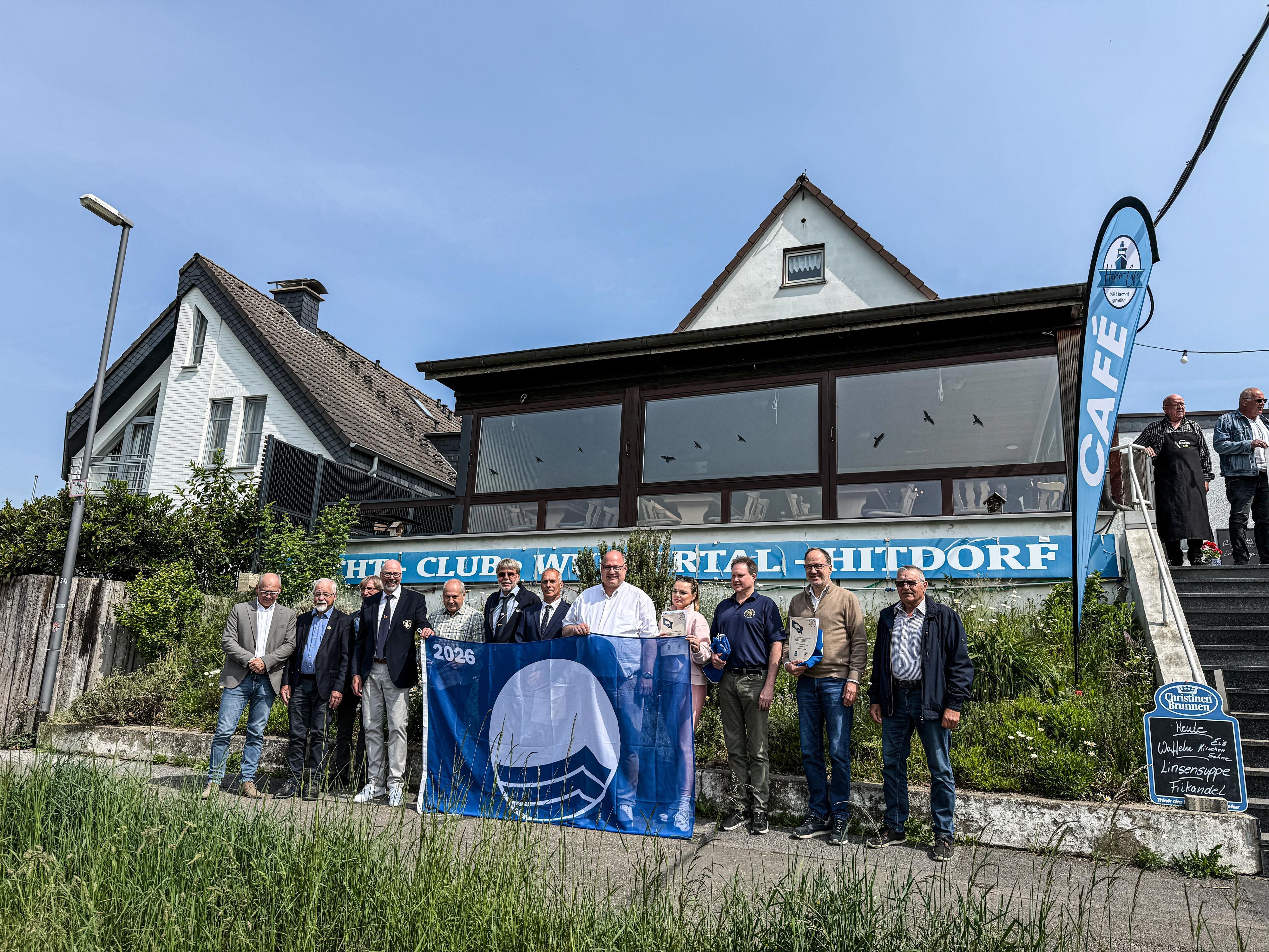 Menschen vor Yachtclub