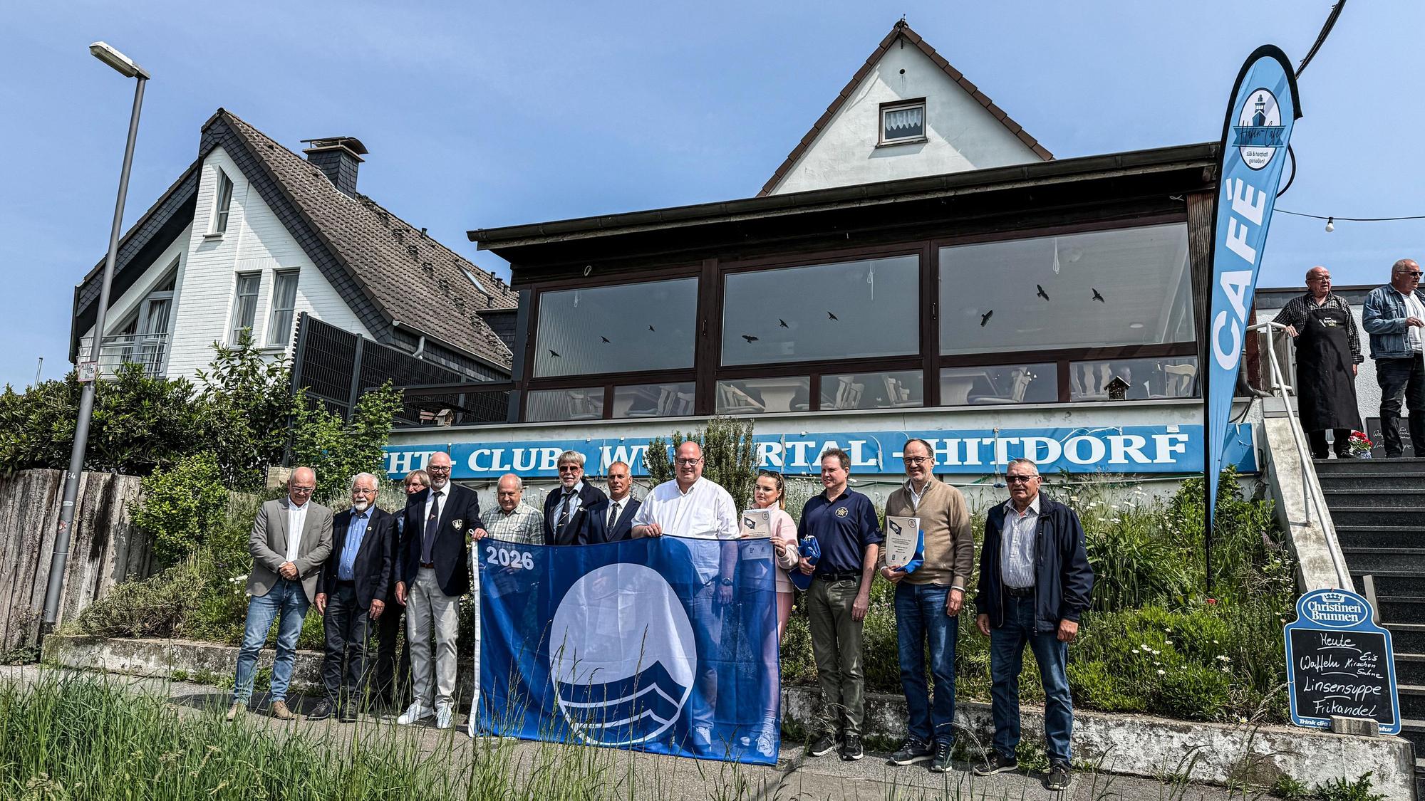 Menschen vor Yachtclub