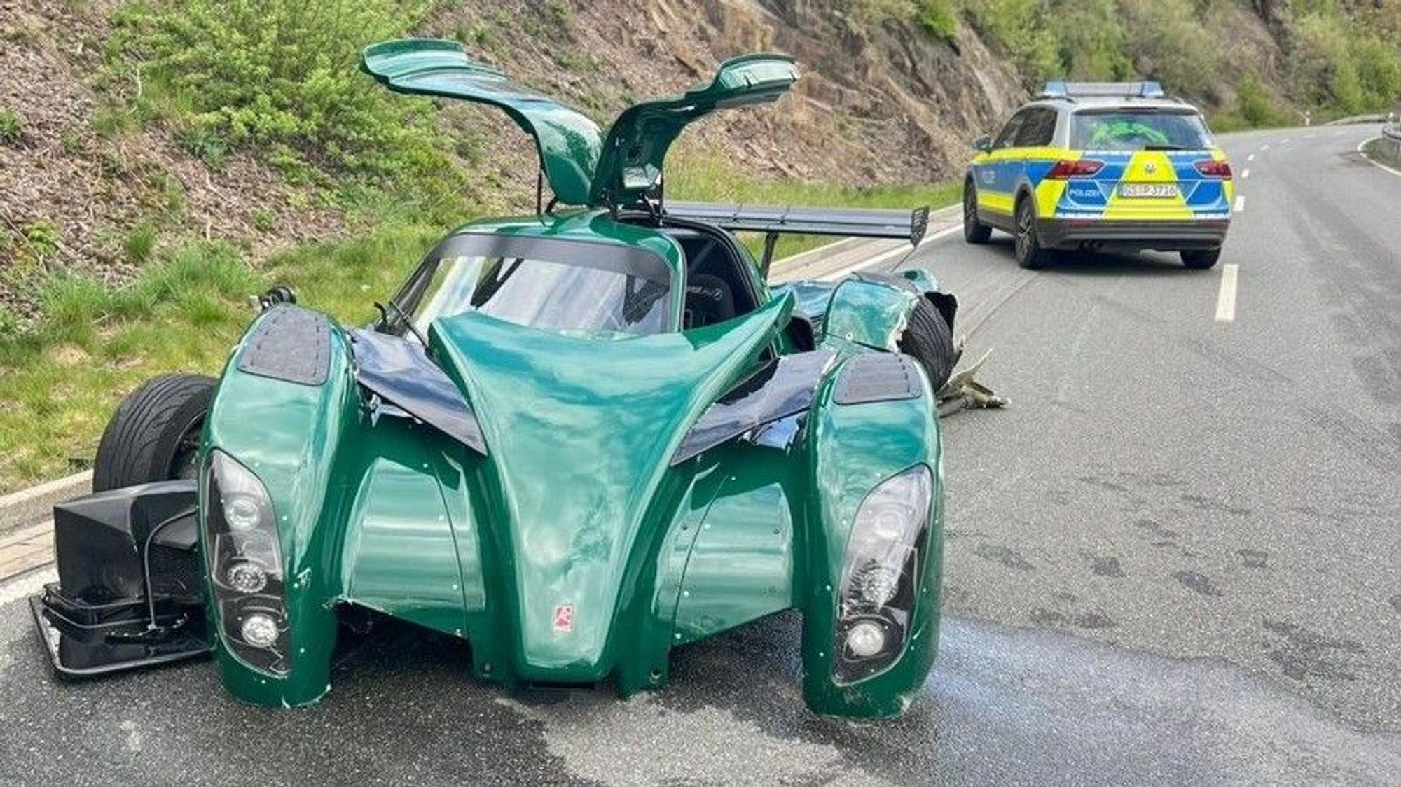 Der Rennwagen wurde bei dem Unfall erheblich beschädigt und war nicht mehr fahrbereit.