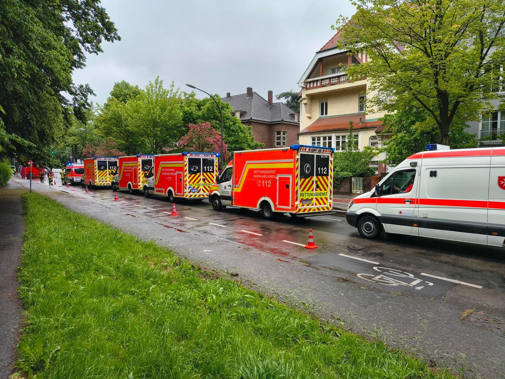 An der Kitschburger Straße warten am Montag (11. Mai) die Krankenwagen für die Evakuierung des Krankenhauses Hohenlind.