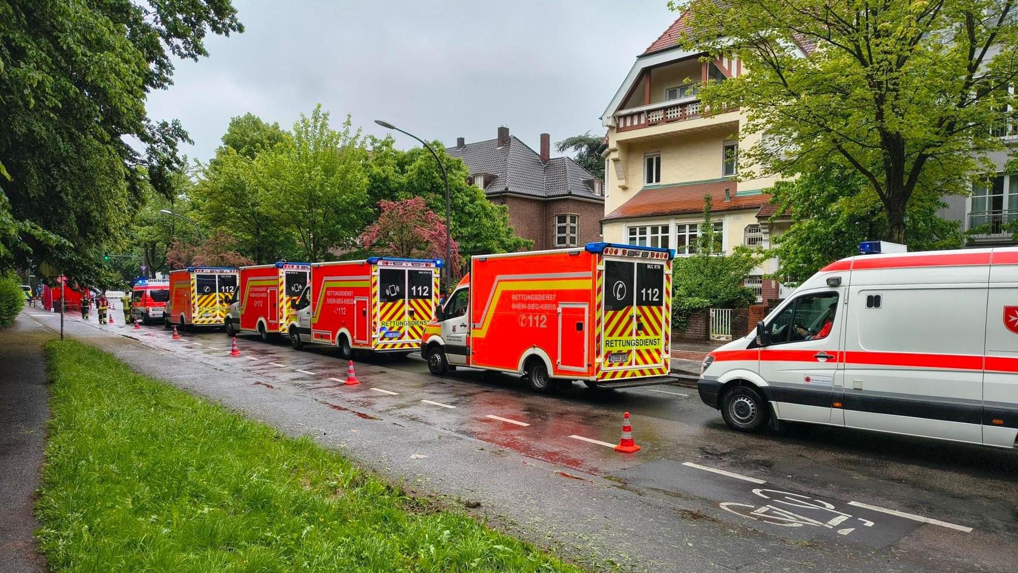 An der Kitschburger Straße warten am Montag (11. Mai) die Krankenwagen für die Evakuierung des Krankenhauses Hohenlind.