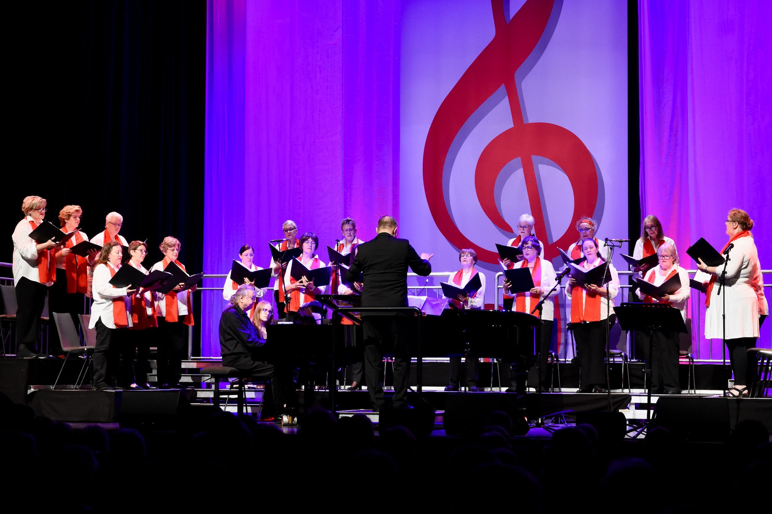Die Solisten Juliane Bischoff und Sebastian Hartgenbusch und der Chor Furore