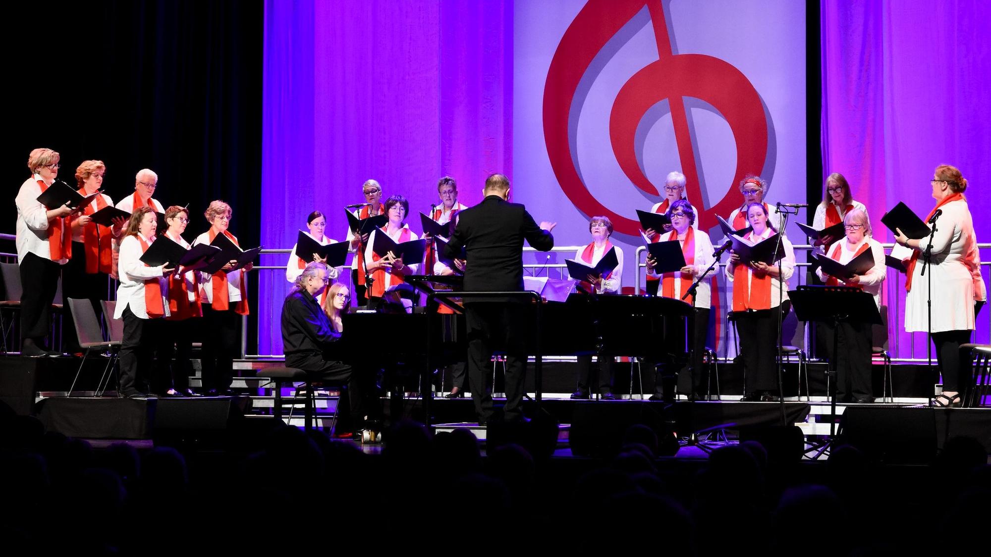 Die Solisten Juliane Bischoff und Sebastian Hartgenbusch und der Chor Furore