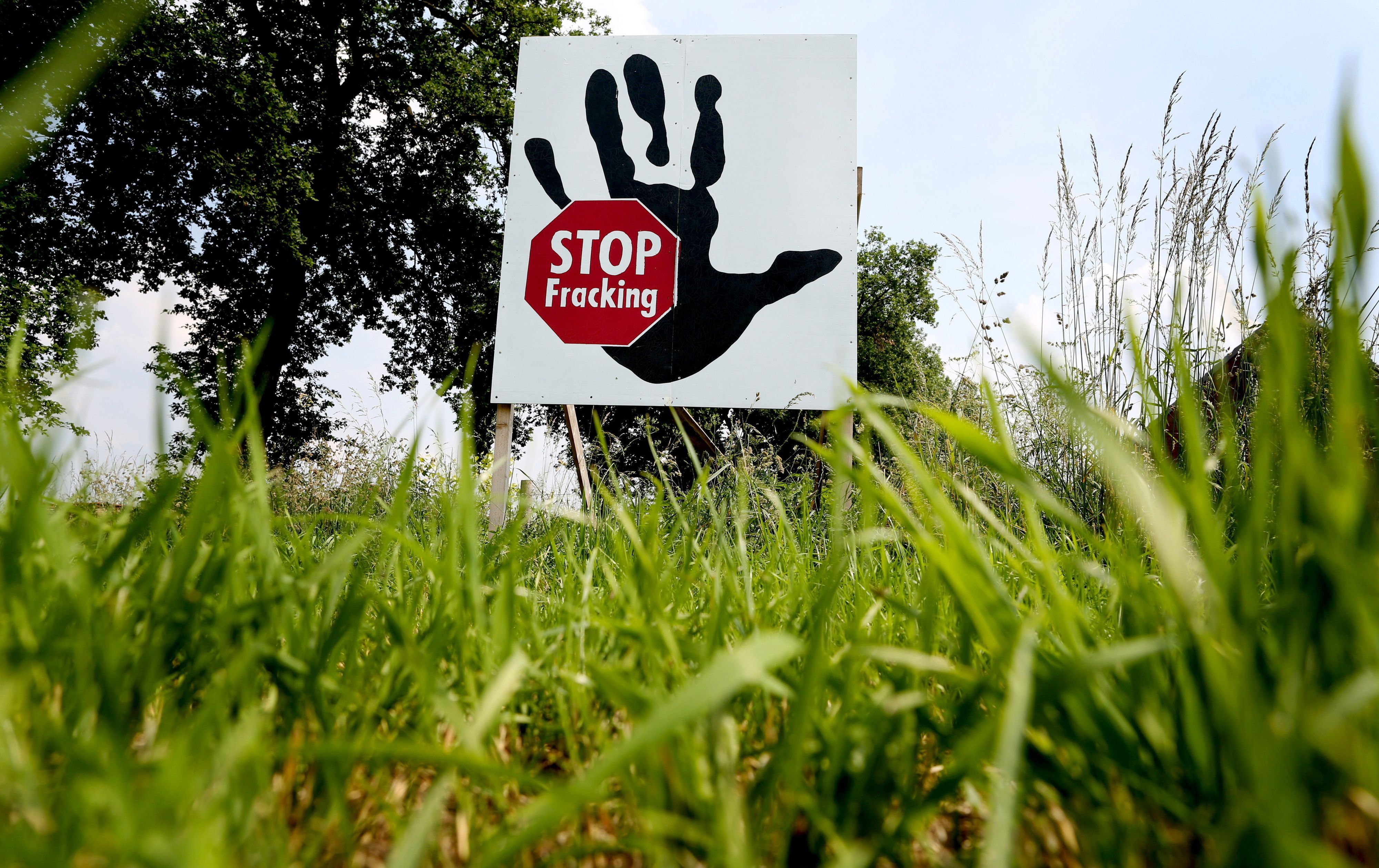 Ein Plakat mit der Aufschrift „Stop Fracking “warnte 2024 in Brünen am Niederrhein vor den dort geplanten Gasförderungen.