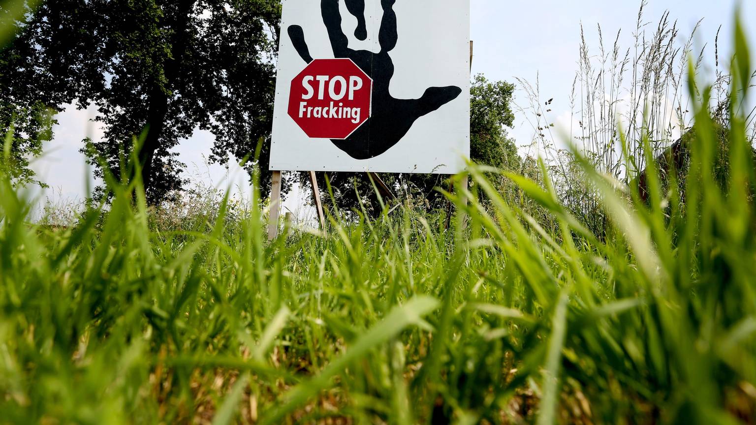 Ein Plakat mit der Aufschrift „Stop Fracking “warnte 2024 in Brünen am Niederrhein vor den dort geplanten Gasförderungen.