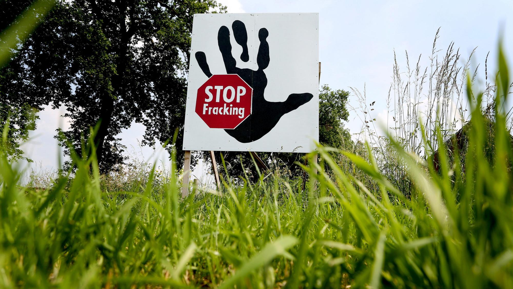Ein Plakat mit der Aufschrift „Stop Fracking “warnte 2024 in Brünen am Niederrhein vor den dort geplanten Gasförderungen.