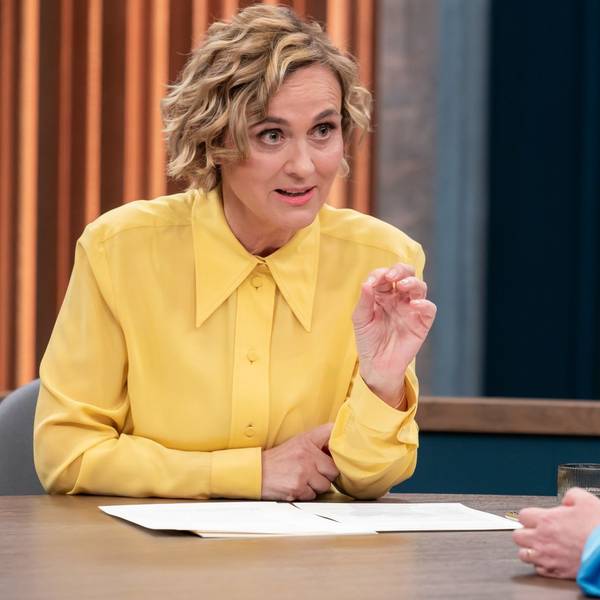 Caren Miosgas Frage nach Manuela Schwesigs Meinung zu Wladimir Putins Vorschlag, Altkanzler Gerhard Schröder zum Vermittler zwischen dem Kreml und der Bundesregierung zu machen, stieß bei der SPD-Politikerin auf taube Ohren. (Bild: ARD / Thomas Ernst)