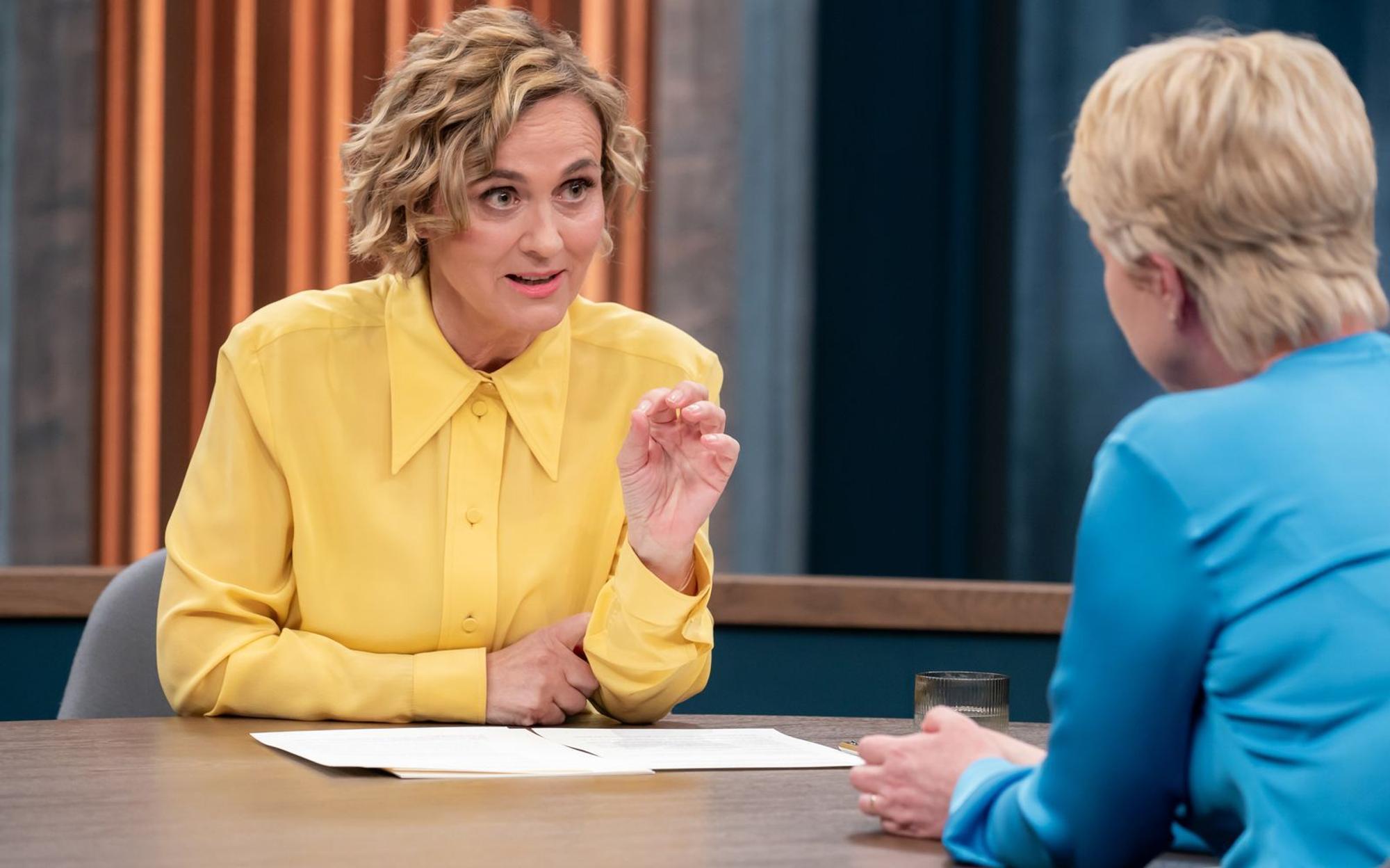 Caren Miosgas Frage nach Manuela Schwesigs Meinung zu Wladimir Putins Vorschlag, Altkanzler Gerhard Schröder zum Vermittler zwischen dem Kreml und der Bundesregierung zu machen, stieß bei der SPD-Politikerin auf taube Ohren. (Bild: ARD / Thomas Ernst)