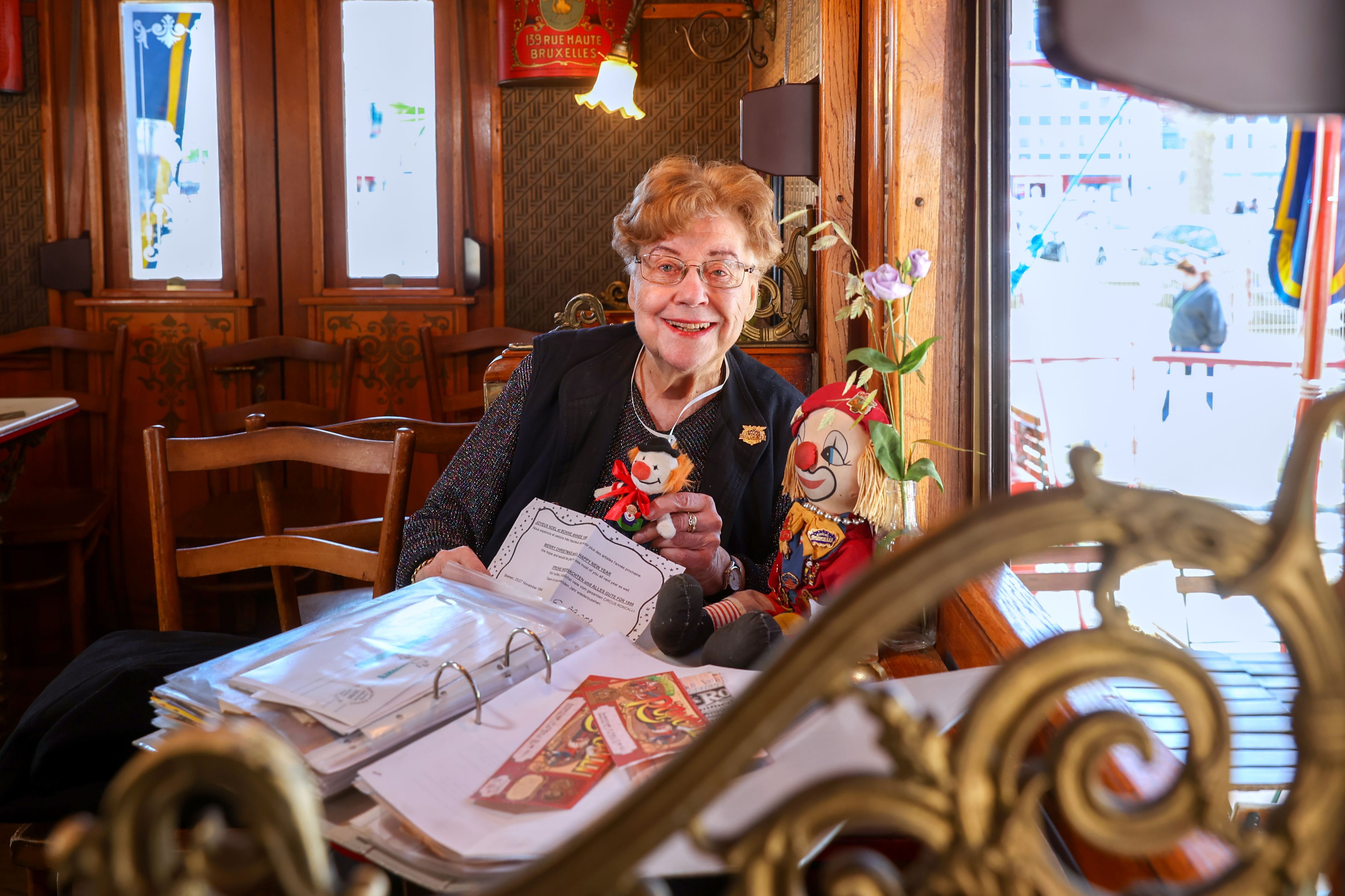 Edelgard Herzog an ihrem Stammplatz im Café des Artistes, dem rollenden Café des Circus Roncalli.