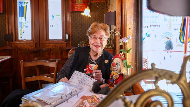 Edelgard Herzog an ihrem Stammplatz im Café des Artistes, dem rollenden Café des Circus Roncalli.