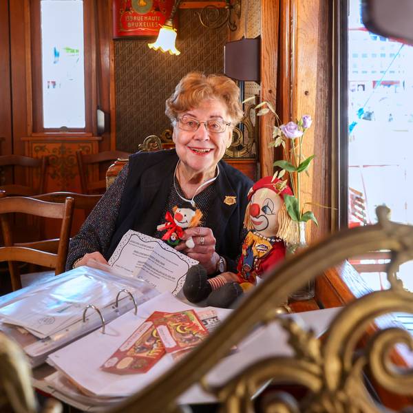 Edelgard Herzog an ihrem Stammplatz im Café des Artistes, dem rollenden Café des Circus Roncalli.