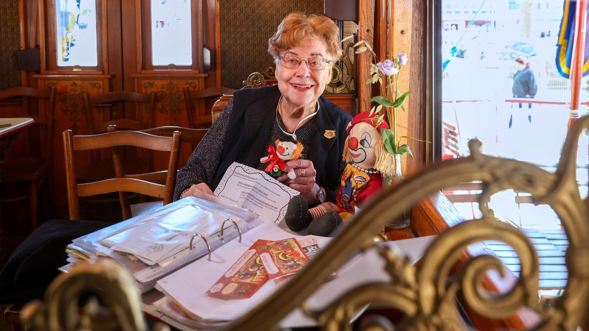 Edelgard Herzog an ihrem Stammplatz im Café des Artistes, dem rollenden Café des Circus Roncalli.