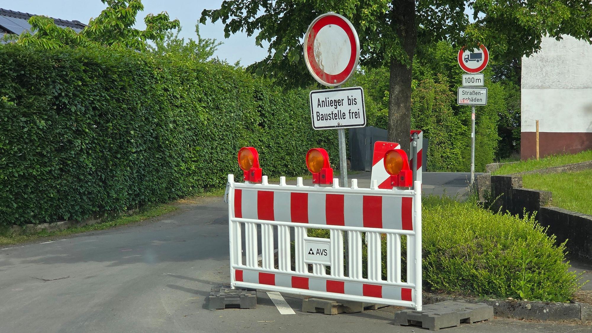 Ein Straßenschild weist auf die Umleitung wegen der Straßensperrung zwischen Leffelsend und Brodhausen bei Overath hin.