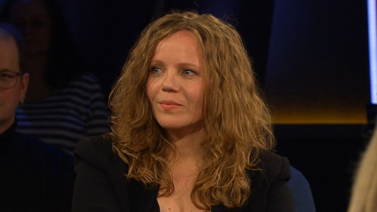 Sarah Bosetti blickte als Gast der „NDR Talk Show“ kritisch auf die öffentliche politische Debatte. (Bild: NDR)