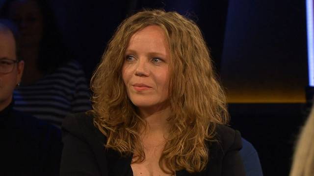 Sarah Bosetti blickte als Gast der „NDR Talk Show“ kritisch auf die öffentliche politische Debatte. (Bild: NDR)