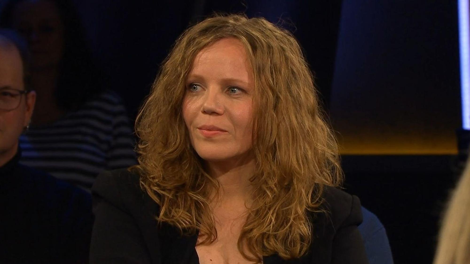 Sarah Bosetti blickte als Gast der „NDR Talk Show“ kritisch auf die öffentliche politische Debatte. (Bild: NDR)