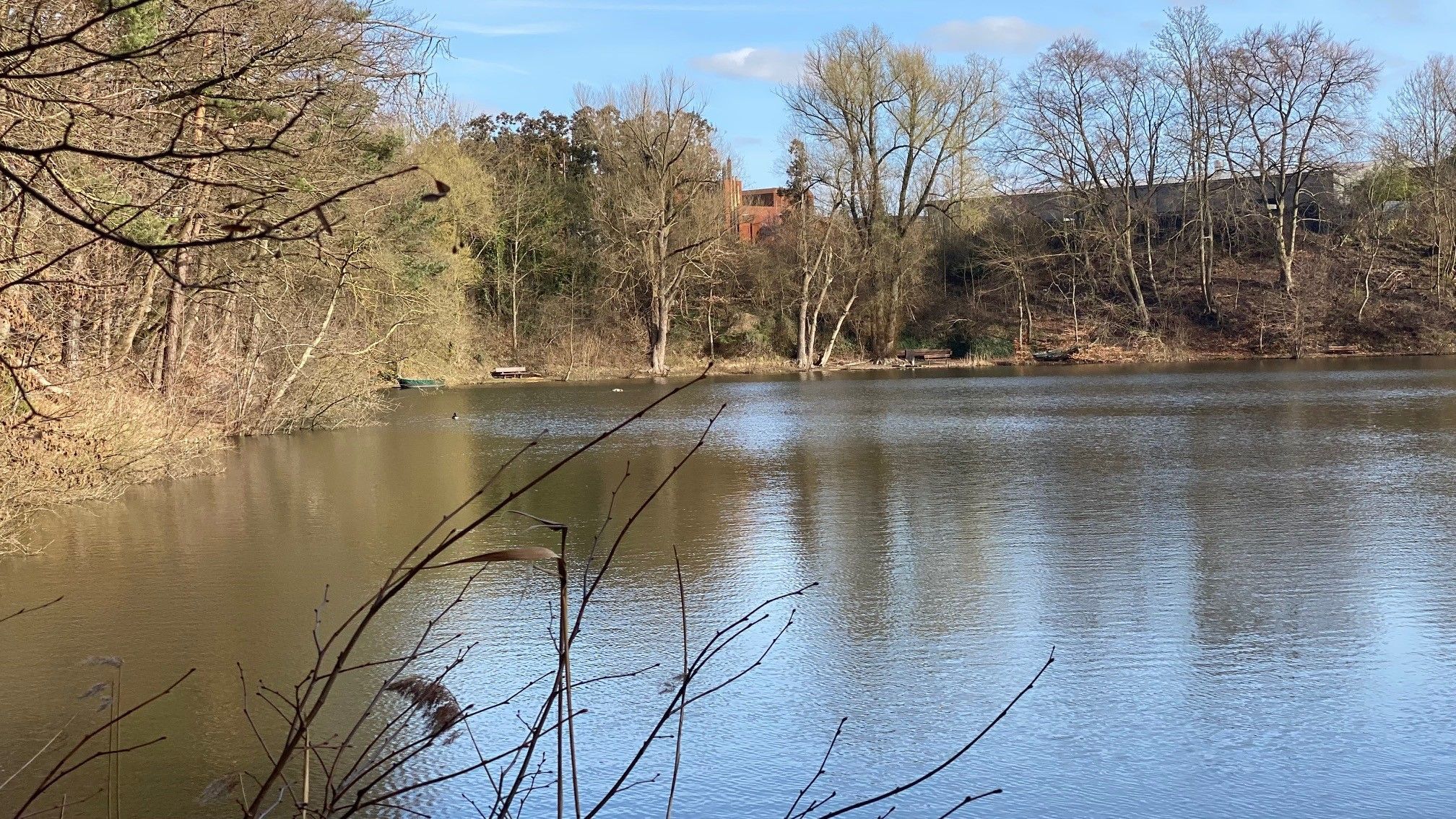 Zu sehen sind ein See und im Hintergrund Gebäude des Phantasialands.