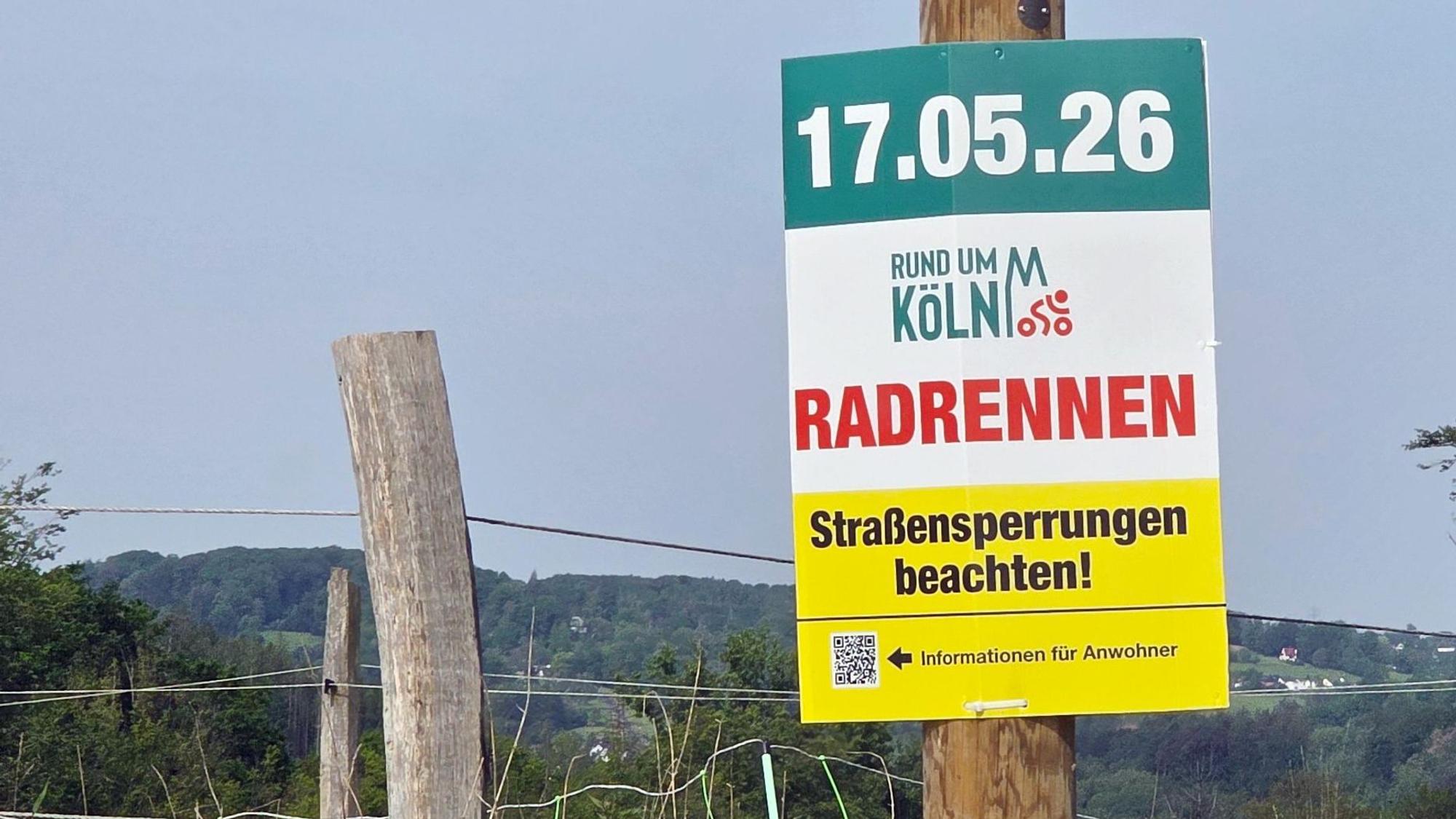 Ein Plakat weist auf die Straßensperrungen beim Radklassiker „Rund um Köln“ hin.